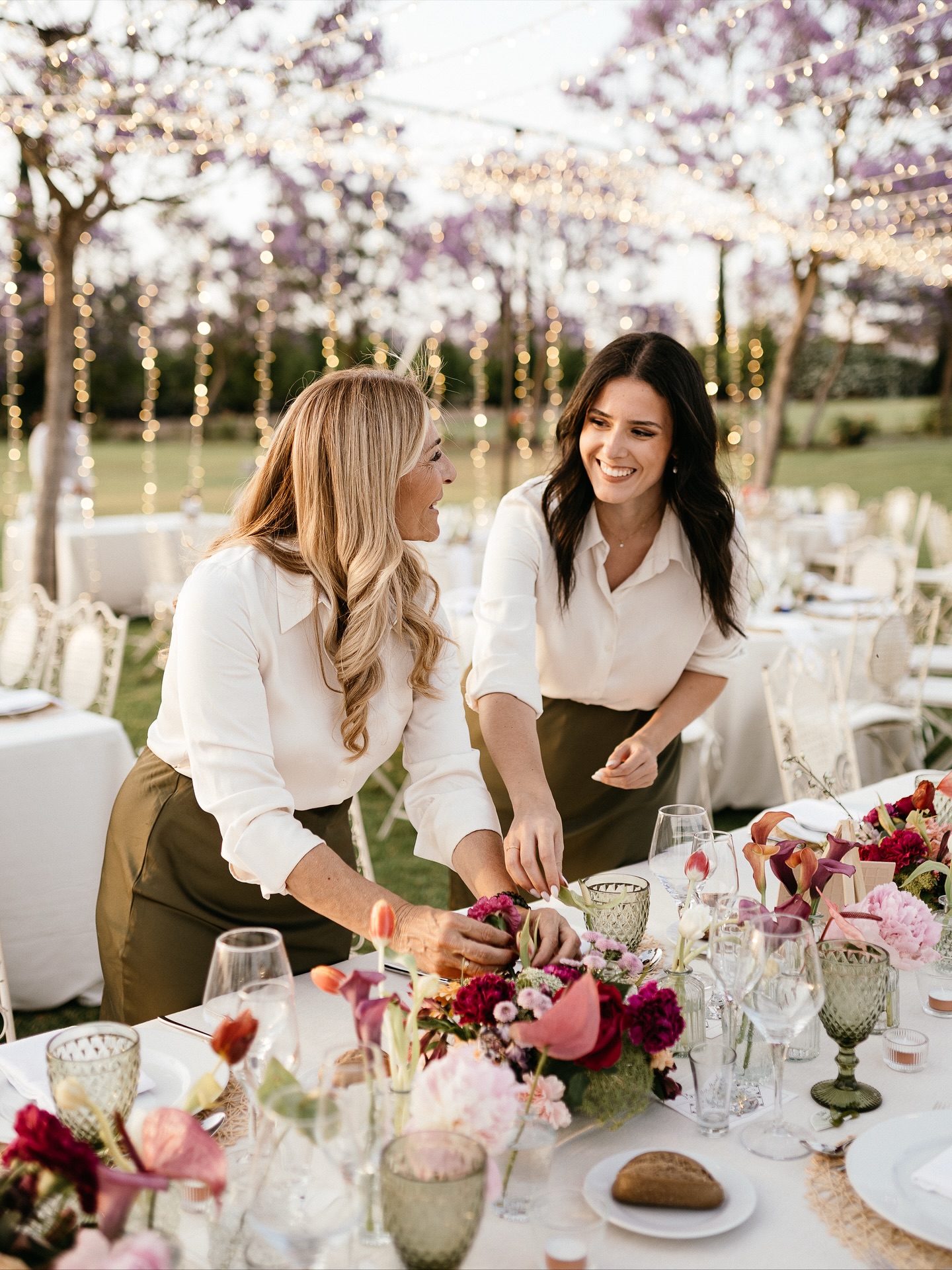 Cuando trabajas en lo que de verdad te apasiona, la sonrisa sale sola. ☺️ Y esa ilusión, esa energía y esas ganas… se notan en cada detalle de una boda. Porque disfrutar lo que hacemos no solo nos hace felices a nosotras, también se refleja en el ambiente, en la decoración y en la tranquilidad que sienten las parejas al saber que todo está en buenas manos. Trabajar en lo que amamos es el secreto para que cada boda no solo sea bonita, sino también inolvidable. ✨ Wedding Planner, Diseño y Decoración @cuccarosse Fotografía @bea_hidalgo Video @bovedafilms Venue @cortijolacaprichosa Catering @guadalquivircatering Decoración floral @eventovipdecor Iluminación @luce_tu_boda Sonido @sonoplay.es #cuccarosse #cuccarosseweddingplanner #teamcuccarosse #equipocuccarosse #weddingplanner #organizacionboda #weddingplannerespaña #weddingplannersevilla #weddingsevilla #weddingspain #weddingplannerspain #destinationwedding #destinationweddingsevilla #sevillawedding #sevillaweddingplanner #decoracionboda #centrosflorales #equipofeliz #trabajarconpasion #bodacivil #bodareligiosa #sevilla #bodassevilla #bodaandalucia #bodasandalucia #weddinginspo #weddinginspiration #weddingideas #weddingday #bodas2025
