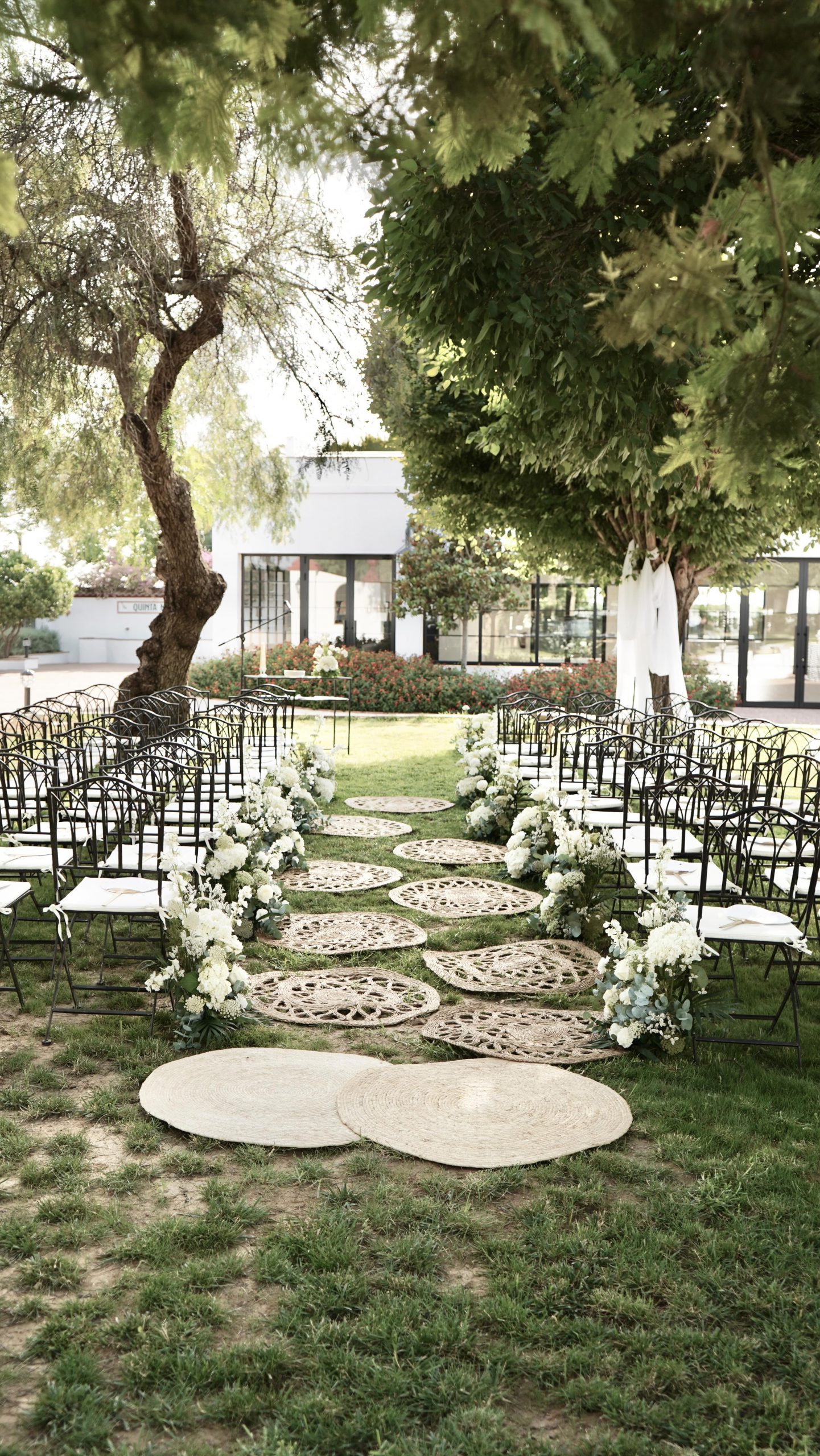 Este verano tuvimos la preciosa ceremonia al atardecer de Isa y David, llena de momentos tanto emotivos como divertidos con su pequeño Melo. 🐾 Gracias a todo el equipo que nos acompañó aquel día para hacerlo posible. 🫶🏻 Wedding Planner, Diseño y Decoración @cuccarosse Pareja @isavillarino26 @davidcarmona2 Content Creator @vazartstudio Vestido novia @lolamartin_atelier Pendientes @vidaljewelryq Muah @silvifreire Traje novio @dappersworld Venue @malpicaquinta_eventos Música ceremonia @eduardowals Decoración floral @floresverdepistacho Sonido @togo_mym #cuccarosse #cuccarosseweddingplanner #weddingplanner #organizacionboda #weddingplannerespaña #weddingplannercordoba #weddingcordoba #weddingspain #weddingplannerspain #destinationwedding #destinationweddingcordoba #cordobawedding #cordobaweddingplanner #decoracionboda #ceremoniacivil #bodacivilcordoba #bodacivil2025 #bodacivildecoracion #altarboda #bodacivil #bodareligiosa #cordoba #bodascordoba #bodaandalucia #bodasandalucia #weddinginspo #weddinginspiration #weddingideas #weddingday #bodas2025