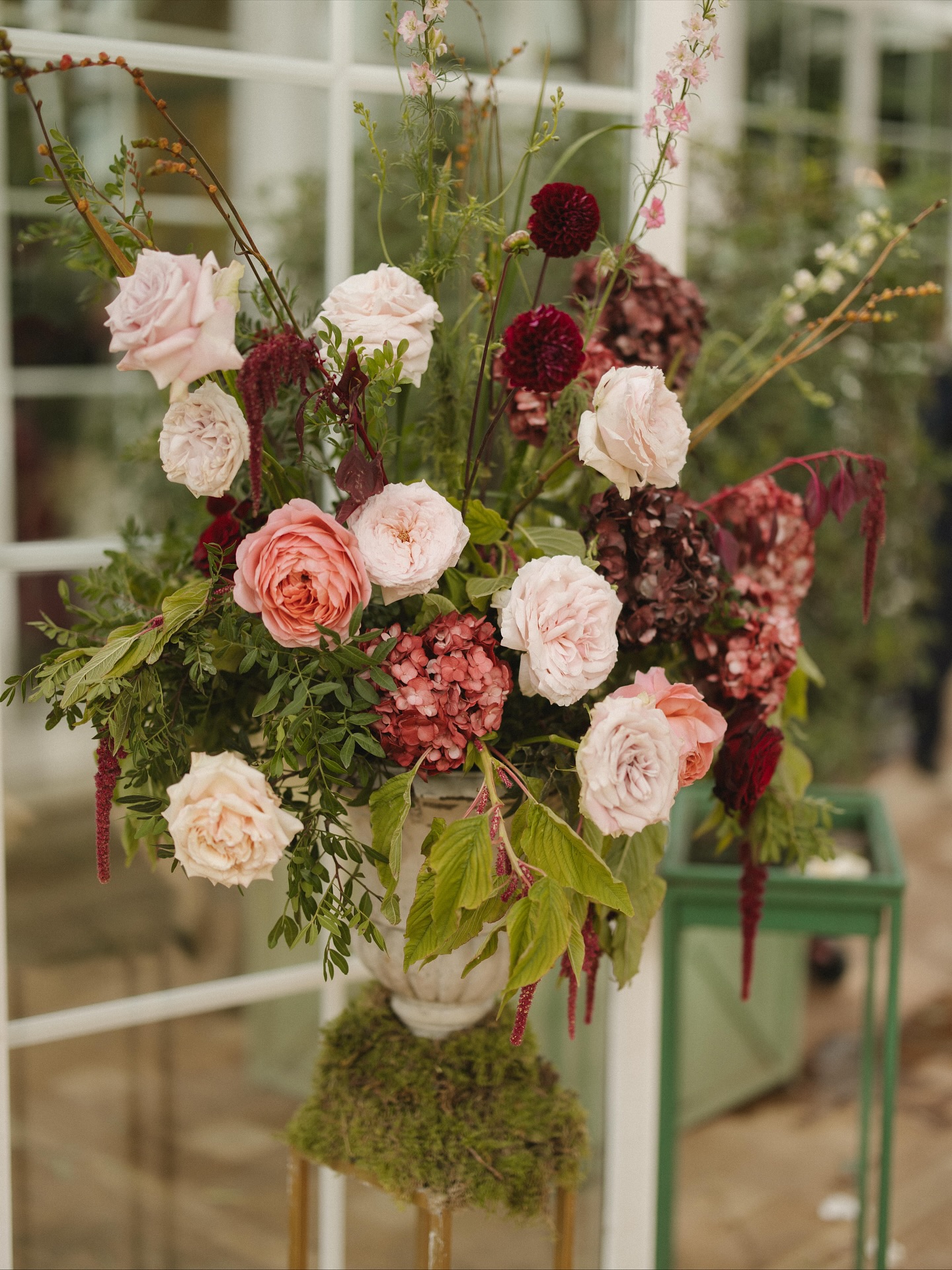 ¡Estos tonos empolvados con pinceladas de burdeos nos enamoraron en cuanto los vimos! 😍 Los preciosos arreglos florales que Ruth nos preparó para esta boda con tanto amor y cariño nos dejaron sin palabras. ¡Perfectos para una boda romántica! 🤍 Wedding Planner, Diseño y Decoración @cuccarosse Fotografía @ernestovillalba Vídeo @adriantoscanofilmstories Venue @villaluisaeventos Decoración floral @floreslaboheme #cuccarosse #cuccarosseweddingplanner #weddingplanner #organizacionboda #weddingplannerespaña #weddingplannersevilla #weddingsevilla #weddingspain #weddingplannerspain #destinationwedding #destinationweddingsevilla #sevillawedding #sevillaweddingplanner #decoracionboda #floresboda #decoracionescalera #escaleradeflores #villaluisa #decoracionfloral #bodacivil #bodareligiosa #sevilla #bodassevilla #bodaandalucia #bodasandalucia #weddinginspo #weddinginspiration #weddingideas #weddingday #bodas2025