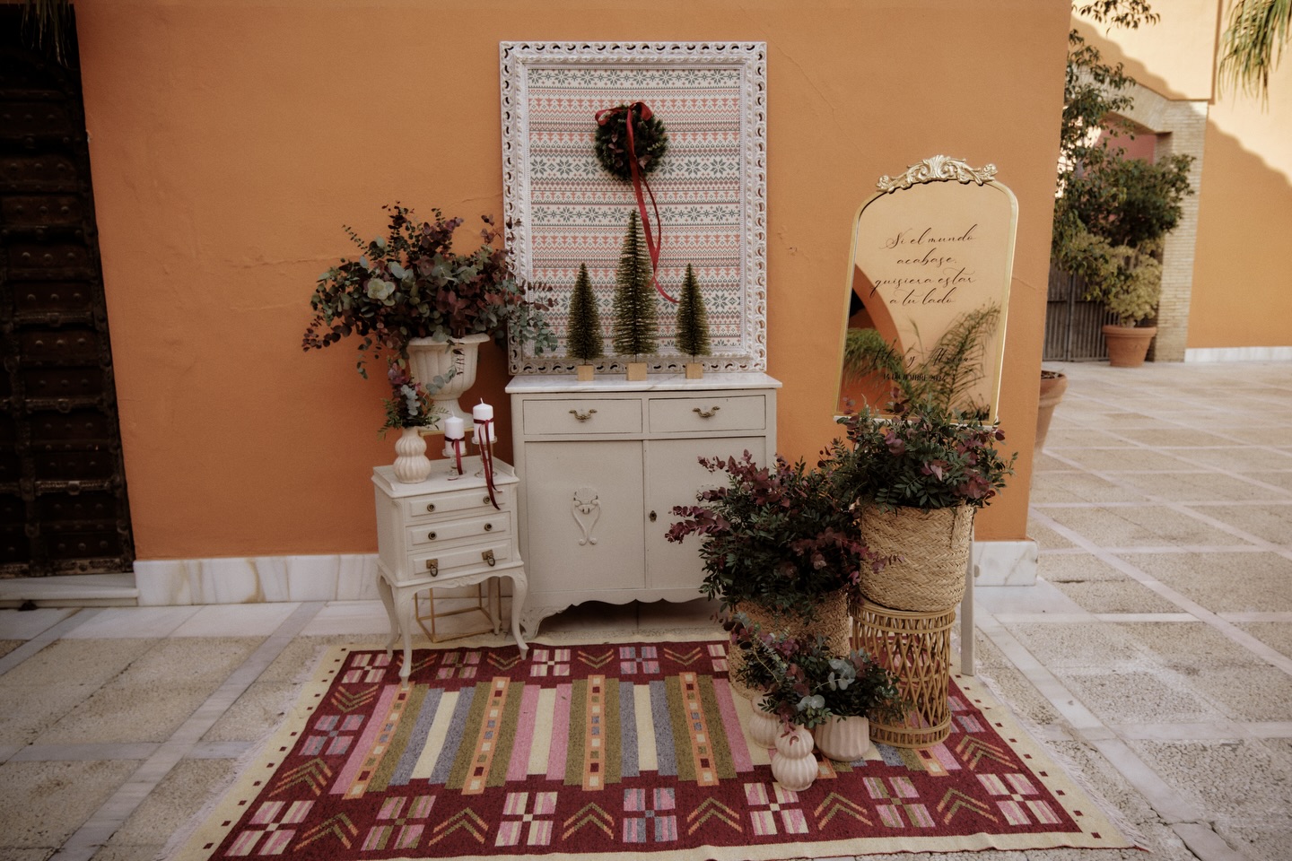 La magia de diciembre… también en las bodas 🤎 Cada año, cuando llega diciembre, sentimos cómo el corazón se nos llena un poquito más. Nosotras, que somos amantes absolutas de la Navidad, vivimos este mes con una emoción especial: luces que brillan distinto, aromas que despiertan recuerdos, colores que abrigan… y bodas que nos permiten crear magia de verdad. El rincón de bienvenida de esta boda navideña fue justo eso: una mezcla perfecta entre tonos neutros, verdes profundos y ese rojo que solo diciembre sabe regalar. Una bienvenida cálida, elegante y con ese toque festivo que hace que cada invitado entre con una sonrisa. ☺️ Diseñar bodas inspiradas en la Navidad es conectar con lo que más nos emociona: la ilusión, el calorcito del hogar, el cariño que se comparte en estas fechas. Y poder llevar todo eso a un día tan importante para una pareja… es simplemente maravilloso. Diciembre, gracias por dejarnos crear momentos que abrigan el alma. 🎄🤍 Wedding Planner, Diseño y Decoración @cuccarosse Fotografía @labohemepoesiavisual Video @produccionesojeda Espacio @hacienda_al_baraka #cuccarosse #cuccarosseweddingplanner #weddingplanner #organizacionboda #weddingplannerespaña #weddingplannersevilla #weddingsevilla #weddingspain #weddingplannerspain #destinationwedding #destinationweddingsevilla #sevillawedding #sevillaweddingplanner #decoracionboda #rincondebienvenida #weddingwelcome #weddingwelcomecorner #welcomecorner #cartelbienvenida #bodacivil #seatingplannavideño #sevilla #bodassevilla #bodaandalucia #bodasandalucia #weddinginspo #weddinginspiration #weddingideas #weddingday #bodas2025