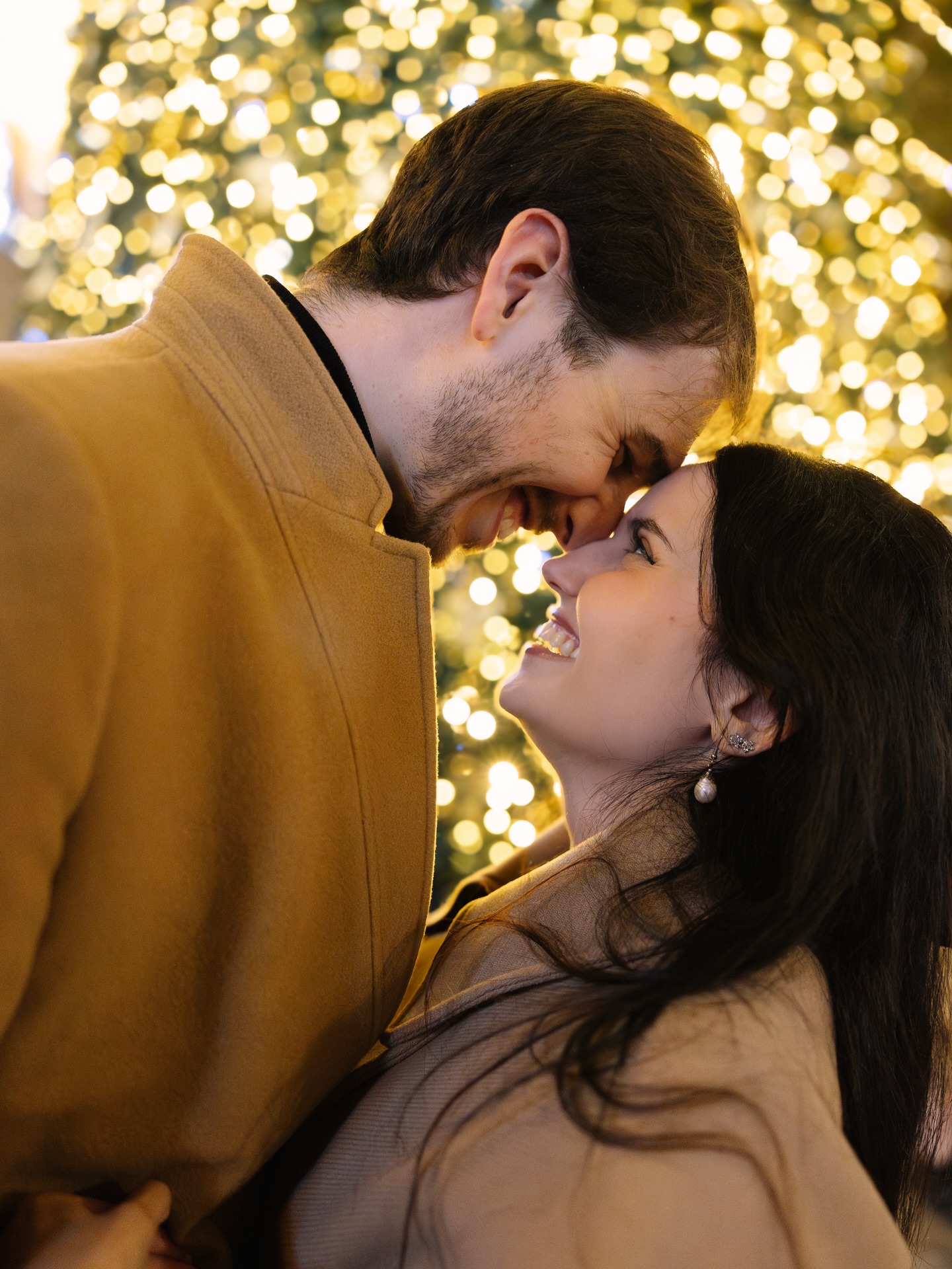 ¡La cuenta atrás más bonita! ✨ Hace un año, bajo las luces de Navidad, Verónica y Alberto se hicieron sus mágicas fotografías de preboda. Y es que diciembre tiene una magia especial: calles iluminadas, sonrisas tímidas, miradas que brillan más que cualquier adorno… y un amor que ya anunciaba todo lo que estaba por venir. 🥰 Y ahora, casi sin darnos cuenta… estamos a días de que se den el “sí, quiero”. Su boda navideña está a la vuelta de la esquina y nosotras no podemos tener más ganas de que llegue. Porque diciembre vuelve, las luces vuelven, los nervios bonitos vuelven… Pero esta vez lo hace para acompañarlos en uno de los momentos más importantes de sus vidas. Qué ganas de veros brillar, una vez más, pero ahora… como marido y mujer. 🎄💍✨ Pareja @veronicadm_ Alberto Fotografía @cristinavizcainofotografia #cuccarosse #cuccarosseweddingplanner #weddingplanner #organizacionboda #weddingplannerespaña #weddingplannersevilla #weddingsevilla #weddingspain #weddingplannerspain #destinationwedding #destinationweddingsevilla #sevillawedding #sevillaweddingplanner #preboda #sesionpreboda #fotospreboda #ideaspreboda #prebodas2025 #prebodanavideña #prebodanavidad #bodacivil #bodareligiosa #sevilla #bodassevilla #bodaandalucia #bodasandalucia #weddinginspo #weddingideas #weddingday #bodas2025