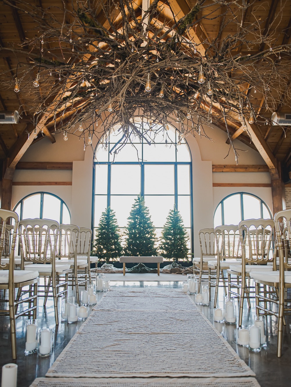 La prueba de que una boda de diciembre puede ser invernal, elegante y llena de magia. ✨🤍 Hay quien piensa que una boda en diciembre solo puede ser roja, verde y llena de brillo… Y sí, nos encanta la Navidad tradicional, pero también creemos , y lo demostramos, que una boda invernal puede ser igual de mágica en tonos neutros, dorados y llenos de calma. Y cuando mezclas eso con una historia de amor… nace algo tan especial como esta ceremonia. 🫶🏻 Wedding Planner, Diseño y Decoración @cuccarosse Pareja @loreruipul @nanditoss Fotografía @aidayvictor Video @alivelof Vestido novia @cherubinaatelier Pendientes y tiara @carmenmarcosccm Maquillaje @elmaletindeguada Peluquería @adameestilistas Ramo @floressilvestres0 Traje novio @dappersworld Espacio @eltrobalcortijo Catering @guadalquivircatering #cuccarosse #cuccarosseweddingplanner #weddingplanner #organizacionboda #weddingplannerespaña #weddingplannersevilla #weddingsevilla #weddingspain #weddingplannerspain #destinationwedding #destinationweddingsevilla #sevillawedding #sevillaweddingplanner #decoracionboda #ceremoniacivil #bodacivilsevilla #bodacivilnavidad #bodacivilnavideña #altarboda #bodacivil #bodareligiosa #sevilla #bodassevilla #bodaandalucia #bodasandalucia #weddinginspo #weddinginspiration #weddingideas #weddingday #bodas2025