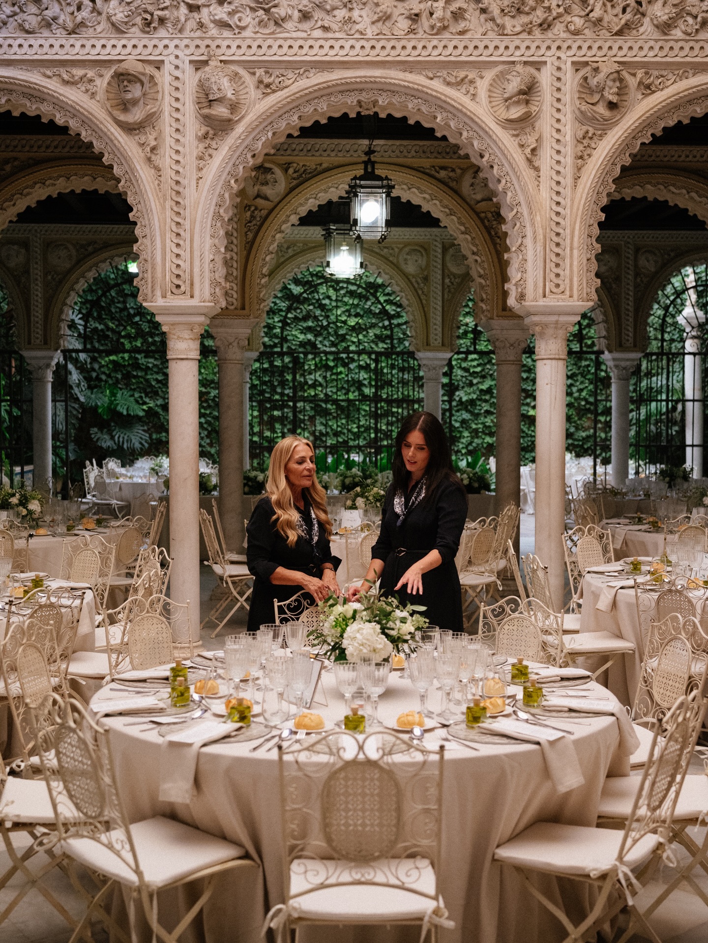 Cada boda es un universo diferente, lleno de historias, emociones y personas maravillosas. Pero si hay algo que nunca cambia, es nuestra forma de trabajar: con organización, para que todo fluya sin imprevistos; con atención a cada detalle, porque sabemos que son los pequeños gestos los que hacen grande un día; y con cercanía, porque nos encanta acompañar a nuestras parejas, escucharles y vivir con ellos cada instante. ☺️ Supervisar cada rincón, comprobar que todo esté en su sitio, que cada mesa brille como merece… no es solo trabajo. ¡Es nuestra forma de cuidaros! Porque detrás de cada boda perfecta hay un equipo que la vive con el corazón. 🤍 Wedding Planner, Diseño y Decoración @cuccarosse Fotografía @studiolofit Video @bovedafilms Venue @casapalacioguardiola Catering @guadalquivircatering Decoración floral @eventovipdecor Botellas aceite @aoveagura #cuccarosse #cuccarosseweddingplanner #teamcuccarosse #equipocuccarosse #weddingplanner #organizacionboda #weddingplannerespaña #weddingplannersevilla #weddingsevilla #weddingspain #weddingplannerspain #destinationwedding #destinationweddingsevilla #sevillawedding #sevillaweddingplanner #decoracionboda #equipoboda #equipofeliz #weddingteam#bodacivil #bodareligiosa #sevilla #bodassevilla #bodaandalucia #bodasandalucia #weddinginspo #weddinginspiration #weddingideas #weddingday #bodas2025