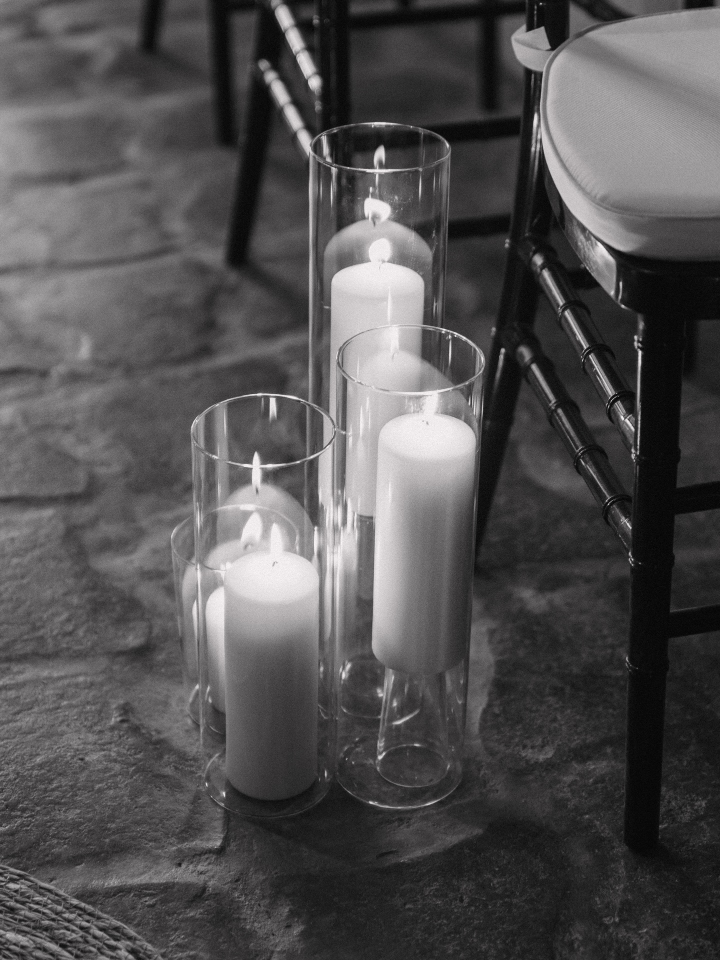 Un ritual que iluminó mucho más que la ceremonia 🕯️🤍 Hay instantes en una boda que no solo se ven… se sienten. Y este fue uno de ellos. A la luz de las velas, en un silencio que lo abrazaba todo, Arantza y Antonio decidieron compartir su ritual con las cinco personas más importantes de su vida: sus hijos. Uno a uno, encendieron sus velas, sumando su luz a la vela que encendió la pareja. Fue un gesto sencillo, pero cargado de significado. No solo simbolizaba el compromiso de dos personas, sino la unión real de una familia que crece, se une y se elige cada día. Entre miradas, suspiros y pequeñas manos temblorosas de emoción, este momento se volvió puro, mágico… y absolutamente inolvidable. 🫶🏻 Wedding Planner @cuccarosse Pareja @garridoarantza @ag.antoniogarrido Fotografía @studiolofit Video @cantera.films Vestido novia @silviafernandezatelier Muah @silvifreire Ramo y decoración @girasoles_artefloral1 Traje novio @silbonmoda Espacio @haciendalosfrailesdesanalberto Maestro de ceremonias @yo_franguillen Catering @guadalquivircatering #cuccarosse #cuccarosseweddingplanner #weddingplanner #organizacionboda #weddingplannerespaña #weddingplannersevilla #weddingsevilla #weddingspain #weddingplannerspain #destinationwedding #destinationweddingsevilla #sevillawedding #sevillaweddingplanner #decoracionboda #ceremoniacivil #bodacivilsevilla #bodacivilnavidad #bodacivilnavideña #altarboda #bodacivil #bodareligiosa #sevilla #bodassevilla #bodaandalucia #bodasandalucia #weddinginspo #weddinginspiration #weddingideas #weddingday #bodas2025