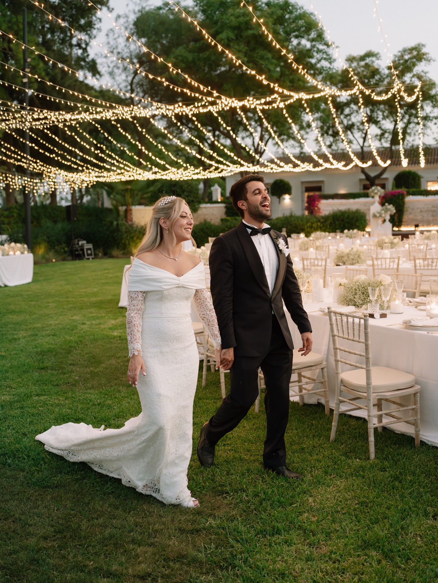 Reacción de Rebeca y Eddy al ver la cena tan bonita que les preparamos en el jardín ✨ Hay un momento que siempre esperamos con el corazón en un puño: cuando las parejas ven por primera vez el convite ya montado, en silencio, solo para ellos. 🤍 Sus miradas, las sonrisas nerviosas, la ilusión contenida al descubrir cada detalle… ahí es donde todo cobra sentido. Verles caminar entre las mesas que hemos preparado con tanto mimo, antes de que lleguen los invitados, es uno de esos instantes que se nos quedan grabados para siempre. ☺️ Wedding Planner, Diseño y Decoración @cuccarosse Pareja @rebeca.mardom Eddy Fotografía @cristinavizcainofotografiq Vídeo @vaiprods Vestido novia @franc_sarabia Maquillaje @elmaletindeguada Peluquería @adameestilistas Traje novio @fiordelli Venue @eltrobalcortijo Catering @cateringantoniobort Decoración floral @eventovipdecor Iluminación @victornavarrotorres #weddingplannersevilla #weddingsevilla #bodassevilla #weddingfirstreaction #weddingday