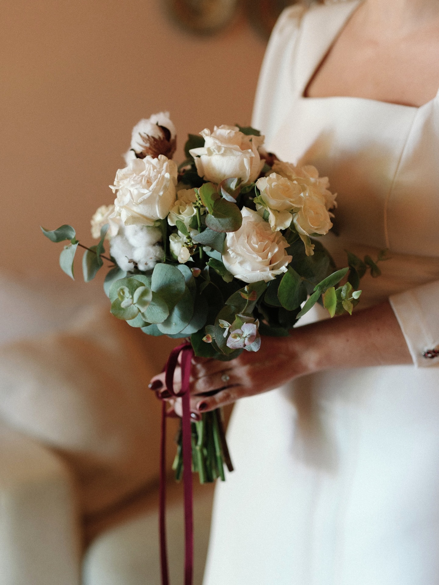 El ramo de novia de Arantza 🤍 Con preciosas flores blancas, toques de algodón y ramas de eucalipto, unidos por una larga lazada en tono burdeos. Una combinación elegante y romántica ideal para una novia de invierno. 🫶🏻 Wedding Planner @cuccarosse Novia @garridoarantza Fotografía @studiolofit Video @cantera.films Vestido novia @silviafernandezatelier Muah @silvifreire Ramo @girasoles_artefloral1 #cuccarosse #weddingplannersevilla #weddingsevilla #destinationweddingseville #ramodenovia