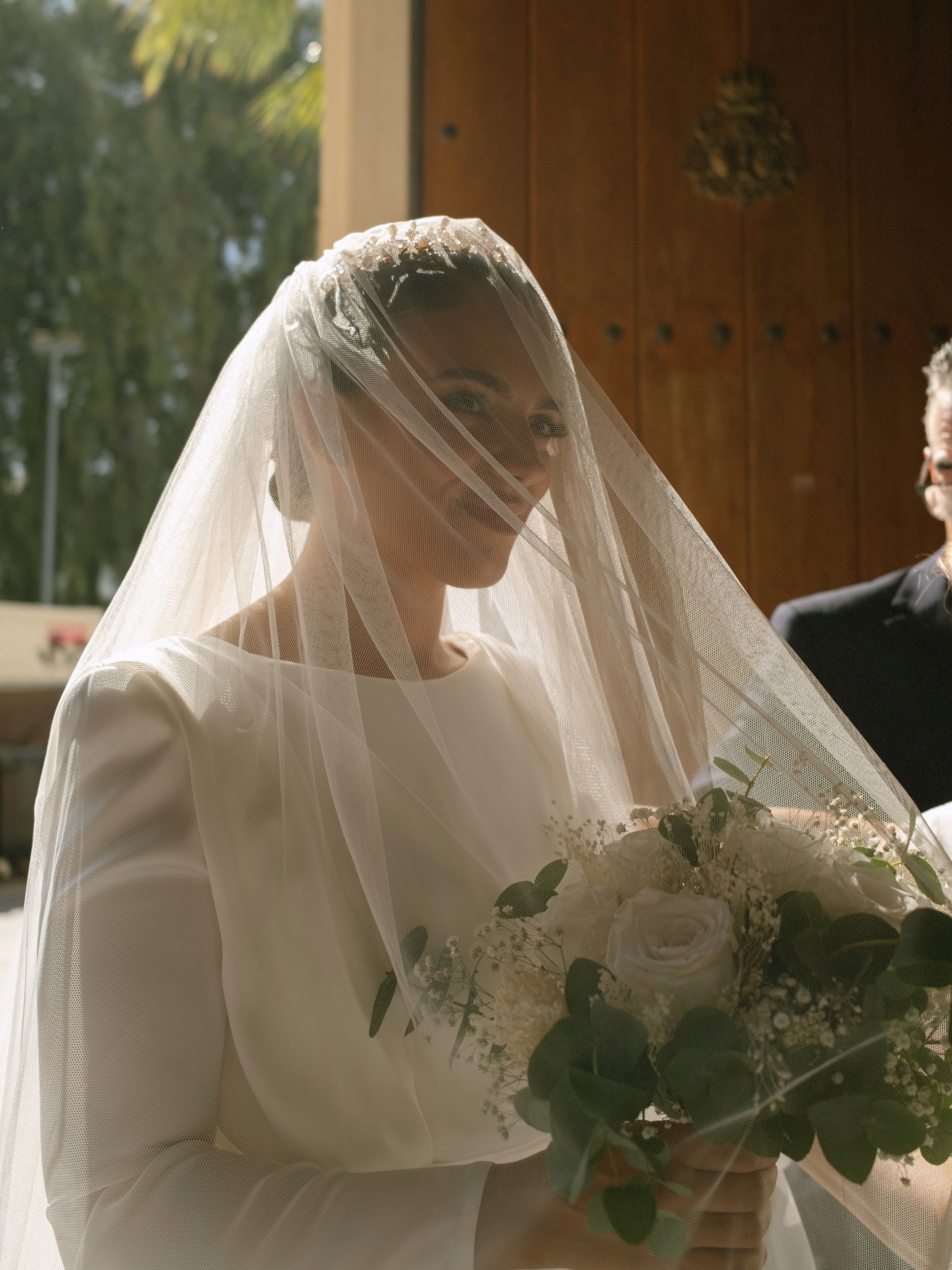 Así, siempre, cerca de vosotras para el último retoque y los últimos consejos antes de dar el gran paso de vuestras vidas. 🤍 Wedding Planner, Diseño y Decoración @cuccarosse Novia @africaorden Fotografía @jesusmartinezphotos Video @macedofilms Vestido novia @pronovias Muah @jclorabeauty Ramo @floristeriapulgarverde Iglesia de los Gitanos, Sevilla #cuccarosse #weddingplannersevilla #weddingsevilla #destinationweddingseville #ceremoniareligiosa