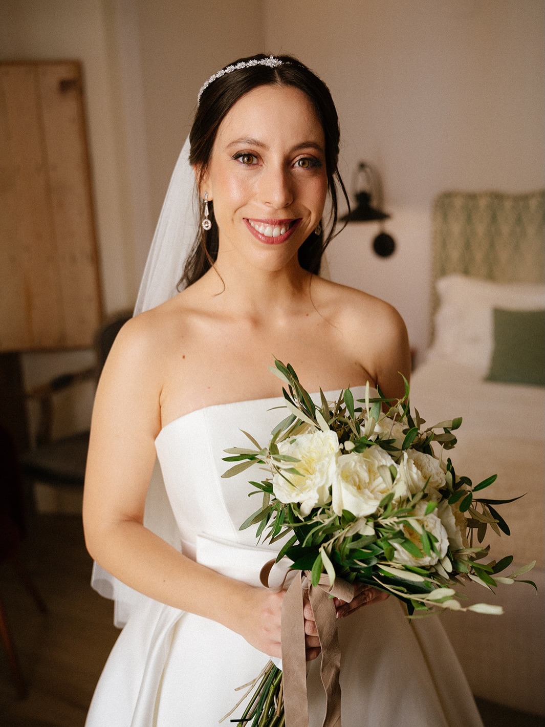Sin palabras nos quedamos al ver a Victoria vestida de novia la mañana de su boda. El peinado, el maquillaje, el vestido, la tiara, los pendientes, el ramo... Cada detalle hablaba por sí solo, aunque la mejor acompañante fue su espectacular sonrisa. 🤍✨ Wedding Planner, Diseño y Decoración @cuccarosse Espacio @palaciobucarelli Novia @victoria.sb Fotografía @studiolofit Video @bovedafilms Vestido novia @carolinecastigliano Maquillaje @elmaletindeguada Peluquería @adameestilistas Ramo @floresverdepistacho #cuccarosse #weddingplannersevilla #weddingsevilla #destinationweddingseville #novias2026