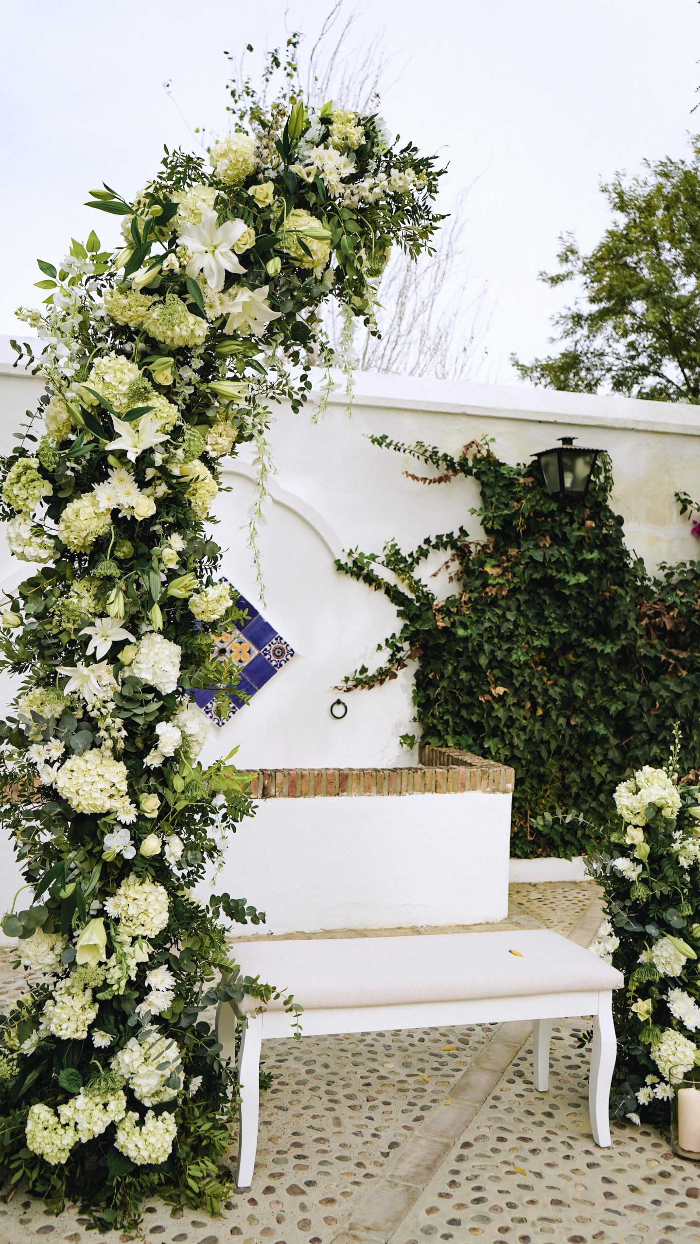 Preparando la ceremonia de Elia & Tomás 🤍🌿 Siempre cuidando de cada detalle y poniendo todo nuestro amor para que todos sientan el cariño puesto en este día tan especial. Wedding Planner, Diseño y Decoración @cuccarosse Content Creator @vazartstudio Venue @haciendalosfrailesdesanalberto Catering @guadalquivircatering Decoración floral @eventovipdecor #cuccarosse #weddingplannersevilla #weddingsevilla #decoracionceremonia #bodassevilla
