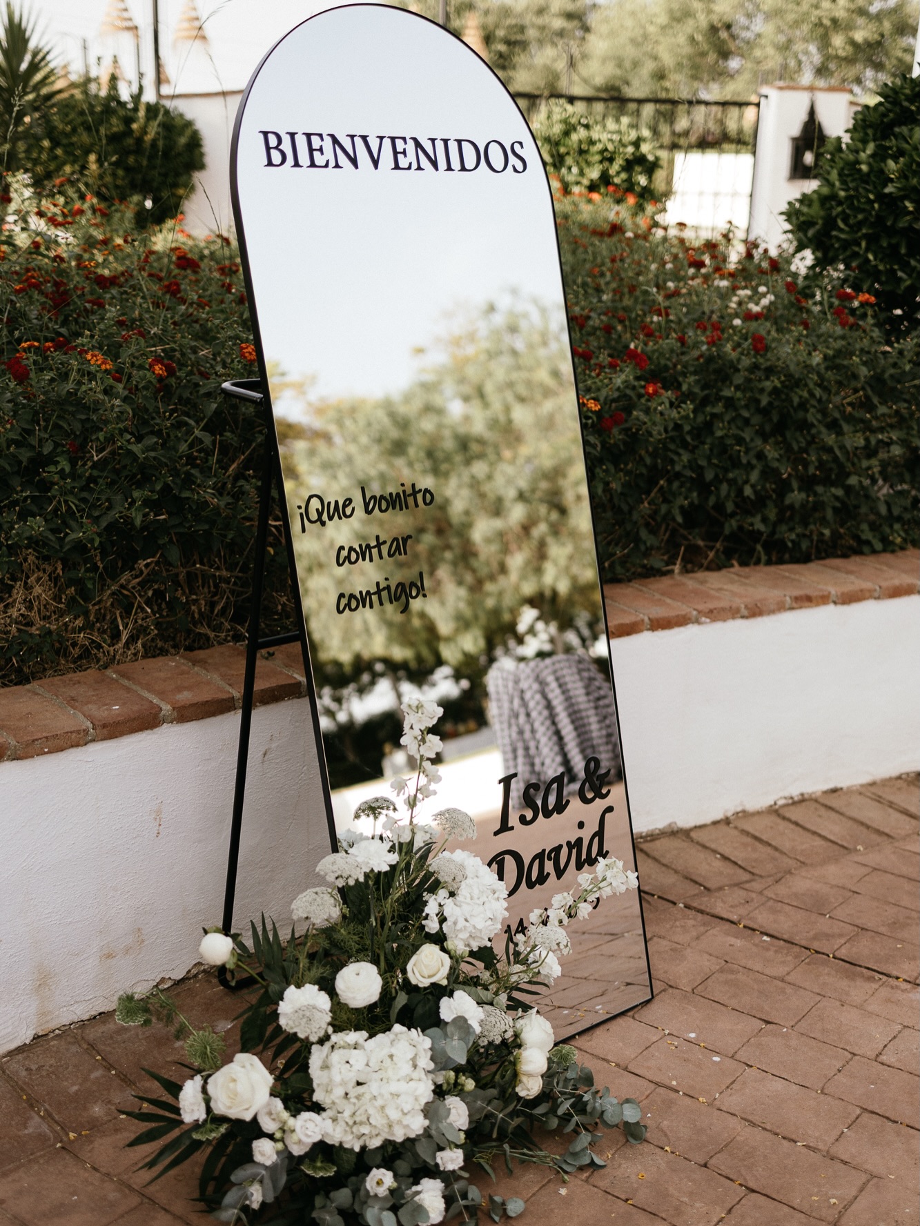 La bienvenida de la boda de Isa y David fue uno de los detalles que más gustó a sus invitados 🖤 Y es que las parejas que optan por esta opción siempre aciertan con este rincón al convertirse en un mini photocall o “selfie mirror” para todos. ¿Os gustaría para vuestra boda? 😊 Wedding Planner, Diseño y Decoración @cuccarosse Fotografía @bea_hidalgo Video @ana_amarillo_weddings Venue @malpicaquinta_eventos Decoración floral @floresverdepistacho #cuccarosse #weddingplannersevilla #weddingsevilla #welcomecorner #rincondebienvenida