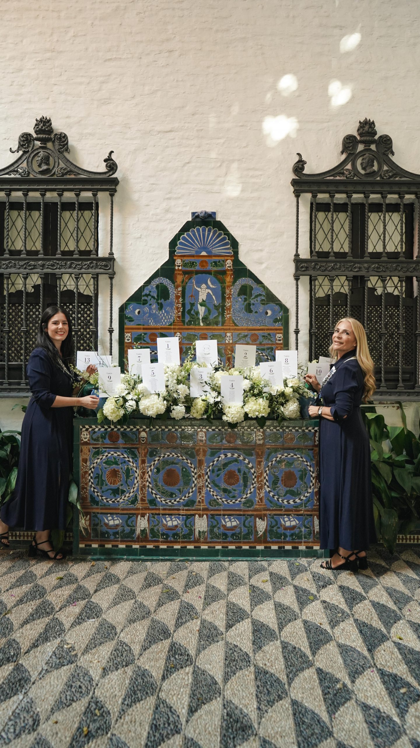 Seating Plan integrado en el espacio 🌿 Sin duda, de nuestros rincones favoritos de Casa Palacio Guardiola es la preciosa fuente de azulejos sevillanos, y por ello debíamos aprovecharla sí o sí para transformarla en el seating plan de Victoria y Sam. Tanto a nosotras como a los invitados nos dejó facinados el resultado, ¿qué os parece a vosotros? 😊 Wedding Planner, Diseño y Decoración @cuccarosse Content Creator @vazartstudio Venue @casapalacioguardiola Decoración floral @eventovipdecor Papelería @emuna.details #cuccarosse #weddingplannersevilla #weddingsevilla #destinationweddingseville #seatingplanideas