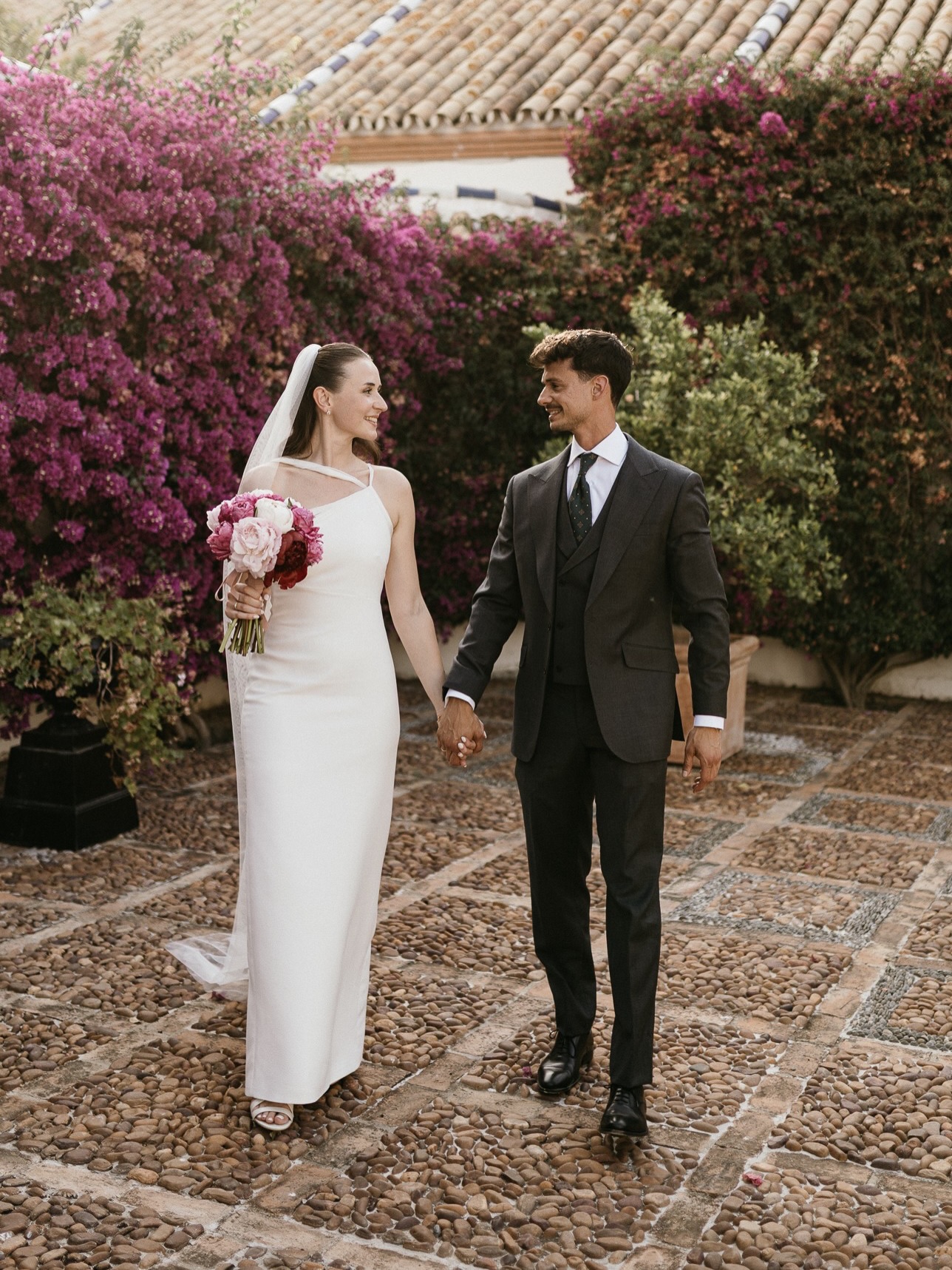 What a couple, what a love 🤎 Wedding Planner, Diseño y Decoración @cuccarosse Pareja @candicedeplr @bonomo95 Fotografía @bea_hidalgo Video @bovedafilms Vestido novia @lucatelier Muah @oui_novias Ramo @linneo_floristas Traje novio @bund_company Venue @cortijolacaprichosa #cuccarosse #weddingplannersevilla #weddingsevilla #destinationweddingseville #bodassevilla
