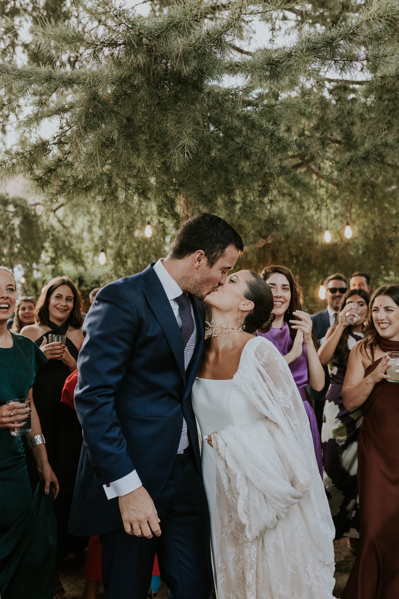 Carmen 🤍 Xabi Hoy recordamos su boda a través de los preciosos recuerdos que captó @adriantoscanofilmstories. Una pareja de guapos que compartía un amor bonito, sincero y aventurero, de los de película. 💍 ¡Fue un gustazo poder disfrutar con vosotros de este gran día! ¡GRACIAS! Wedding Planner @cuccarosse Pareja Carmen @xabimo4 Fotografía @sealoversphoto Video @adriantoscanofilmstories Vestido novia @mariabaraza Muah @paquimartin_makeup Ramo @araucariafloristeria Traje novio @felixramirooficial Venue @casonadelmolino__ Catering, decoración, papelería y chill out @quilicuanoc_cateringdeco Decoración floral @araucariafloristeria Botellitas de aceite @aoveagura DJ y sonido @decibelio____ Fotomatón @ris_box Grupo barra libre @missgincoverband #weddingplanmalaga #weddingmalaga #bodasmalaga #cuccarosse #weddingvideo