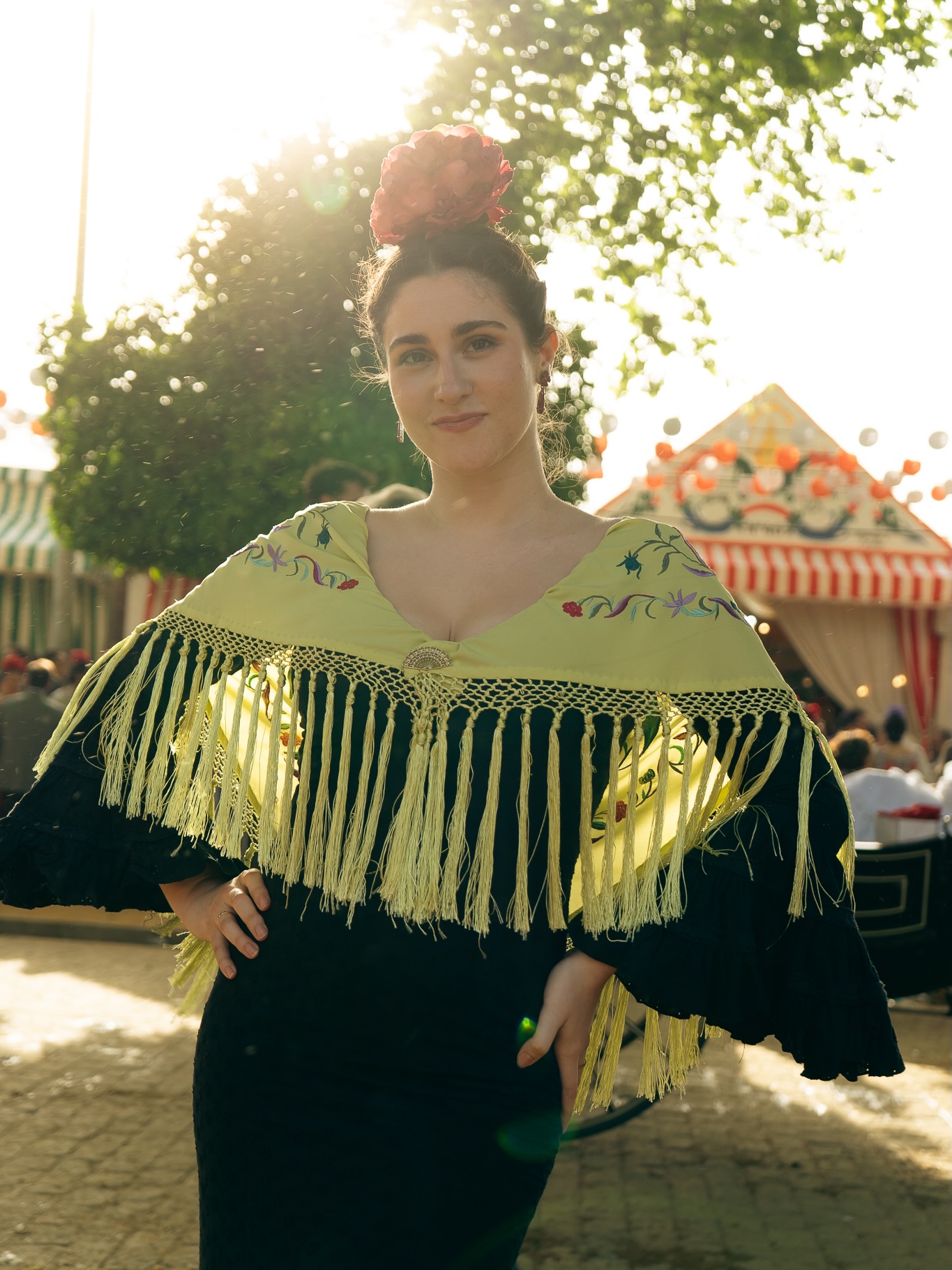 Entre flores, lunares y luz de feria, la elegancia se vuelve natural, casi inevitable. 🌹 #cuccarosse #cuccarosseweddingplanner #teamcuccarosse #feriadeabril #feria2026
