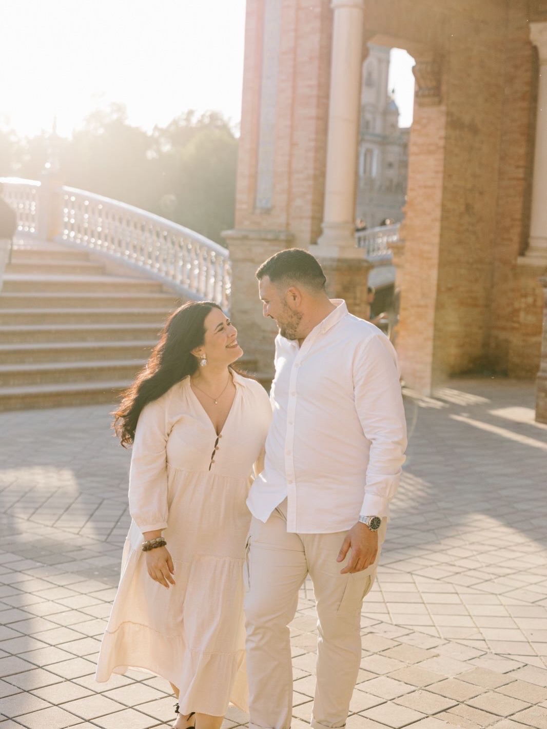Tic, tac... ¡En 3 días se nos casan Jessica y José María! 😍 Qué ganas tenemos de veros como marido y mujer caminando por la ceremonia y disfrutando de este gran día que os espera que sin duda será de lo más precioso. ¡Las fotos de la preboda son espectaculares, deseando ver cómo los capturará @josemariacasco_ el sábado! 📸 Pareja @jess_gaab @josemariadb Fotografía @josemariacasco_ #cuccarosse #weddingplannersevilla #weddingsevilla #preboda #sesionpreboda