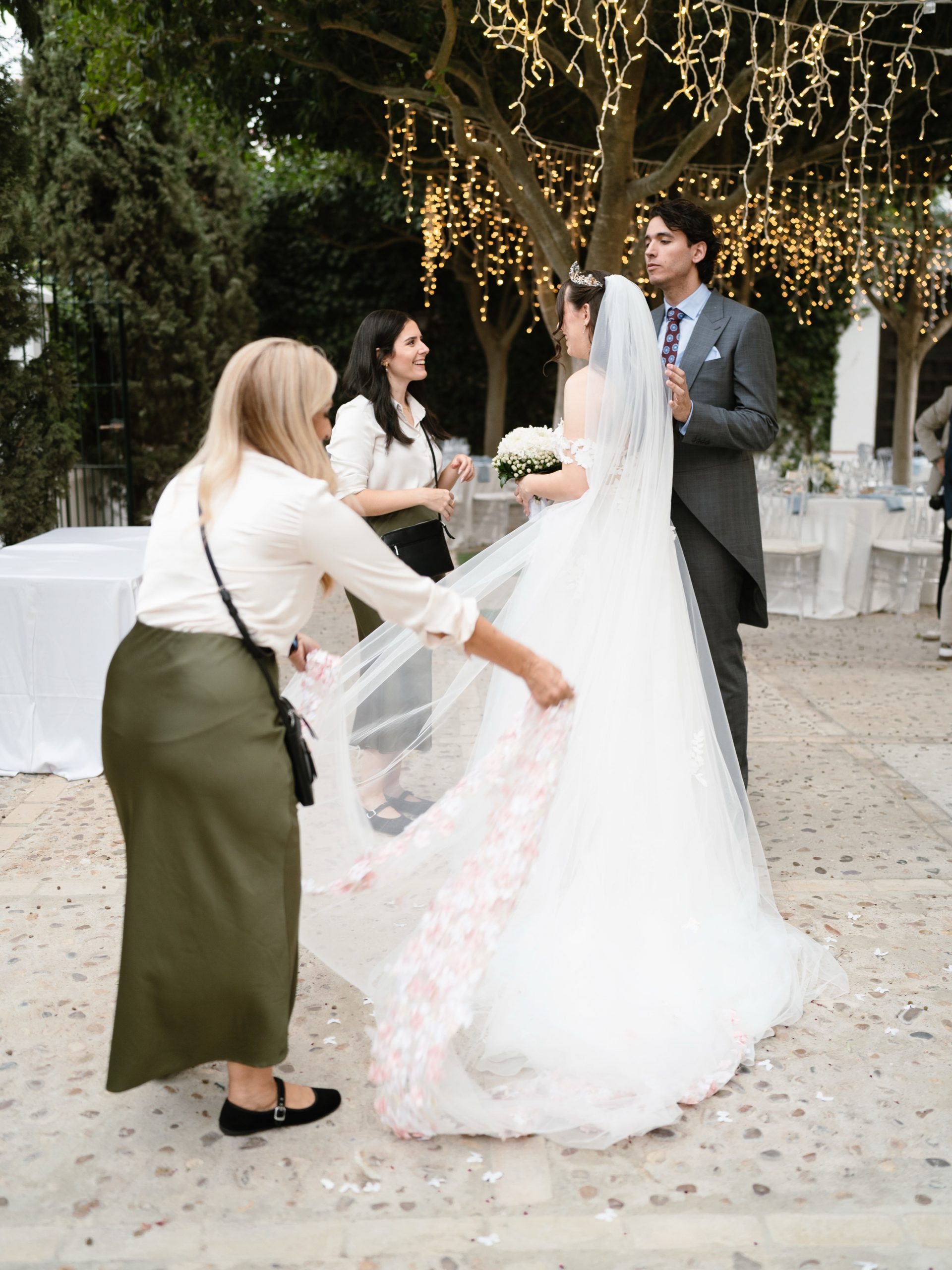 Siempre cuidando de vosotros, guiándoos desde meses atrás y durante el gran día 🤍 Wedding Planner, Diseño y Decoración @cuccarosse Pareja @elniet @tomasjimenezponce Fotografía @armandodiazfoto Video @bellota_films Vestido novia @rosa_clara Tiara y joyas @marucca.es Maquillaje @elmaletindeguada Peluquería @adame_estilistas Ramo @floresverdepistacho Traje novio @dappersworld Venue @haciendalosfrailesdesanalberto Iluminación @luce_tu_boda #cuccarosse #cuccarosseweddingplanner #weddingplannersevilla #weddingsevilla #bodassevilla