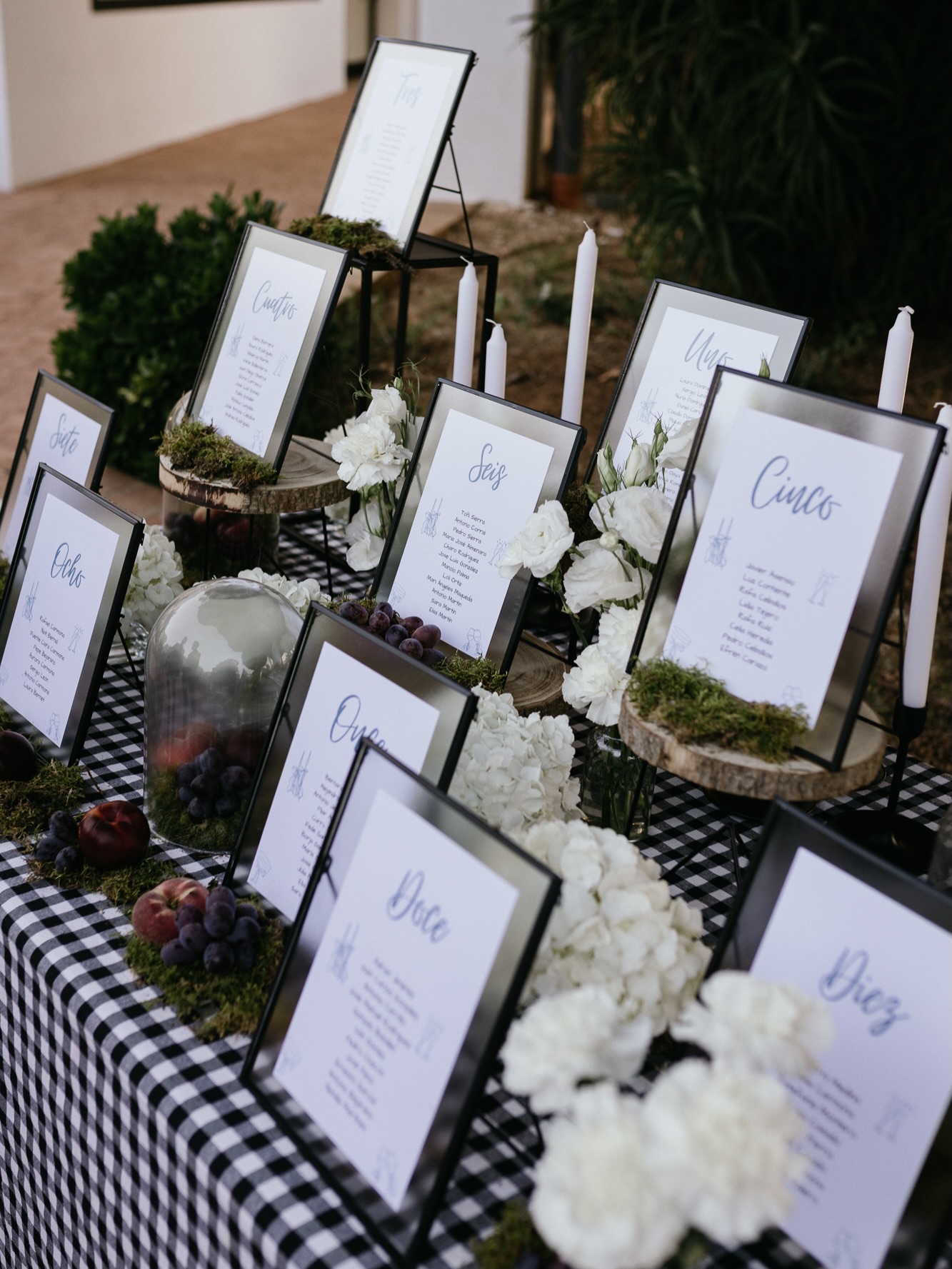 Seating Plan black and white con frutas y mantelería de cuadros vichy 🤍 Un montaje elegante acorde a la paleta de colores de la boda donde los invitados buscaban su sitio. Un rincón sencillo, natural y con cierto aire rústico que enamoró a todos. Wedding Planner, Diseño y Decoración @cuccarosse Fotografía @bea_hidalgo Video @ana_amarillo_weddings Venue @malpicaquinta_eventos #cuccarosse #weddingplannersevilla #weddingsevilla #destinationweddingseville #seatingplanideas
