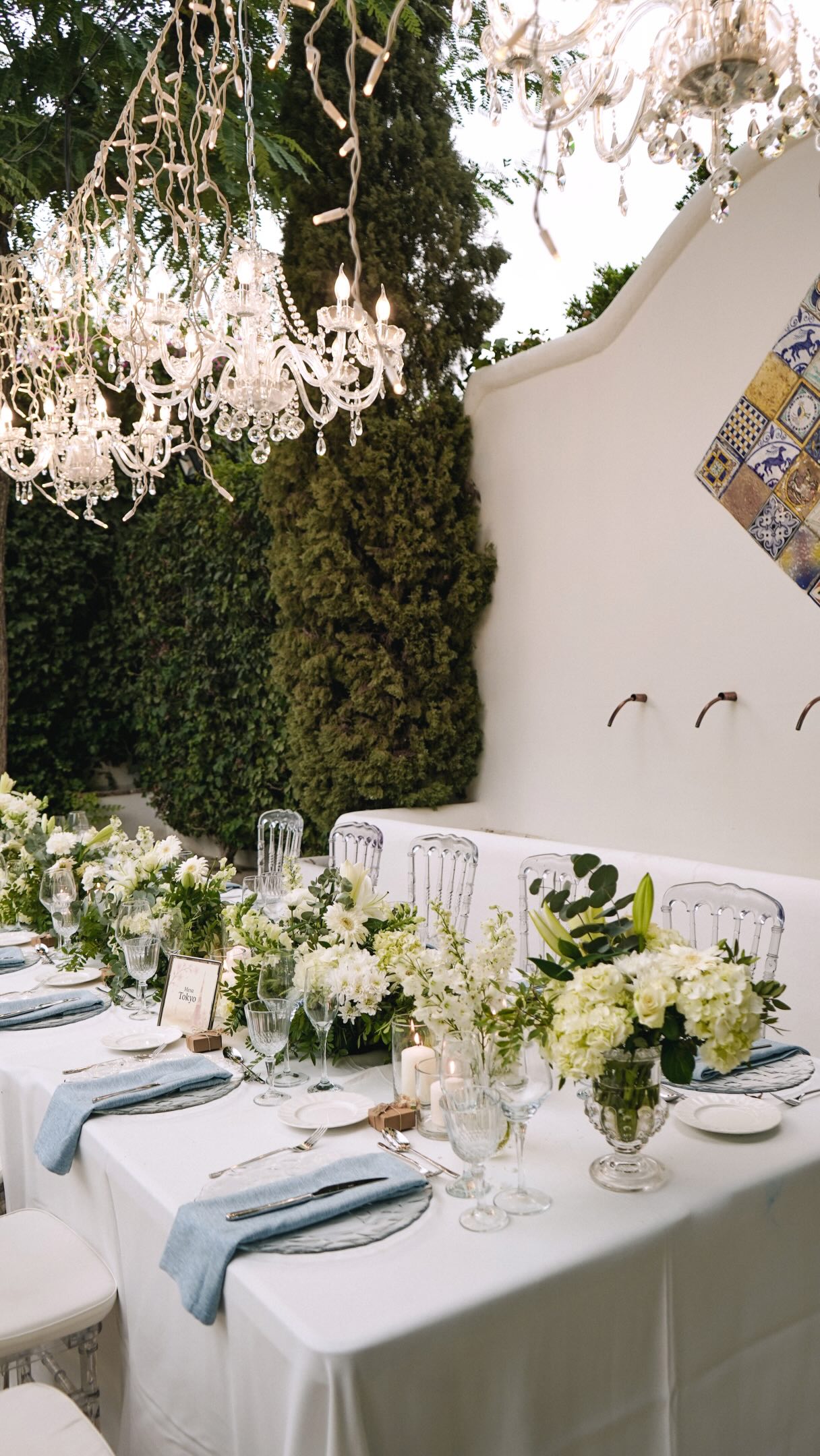 Elegantes y sofisticadas. Así diseñamos las mesas para la boda de Elia y Tomás. Mesas redondas iluminadas de velas junto a la larga mesa nupcial, dentro del precioso patio de naranjos de la hacienda, fueron las protagonistas de aquella noche. Y el techo de estalactitas que iluminó toda la cena fue sin duda la guinda del pastel para una velada mágica. ✨ ¿No soñáis con una boda así? ☺️ Wedding Planner, Diseño y Decoración @cuccarosse Content creator @vazartstudio Venue @haciendalosfrailesdesanalberto Catering @guadalquivircatering Decoración floral @eventovipdecor Iluminación @luce_tu_boda #weddingsevilla #bodassevilla #decoracionboda #mesasboda #mesanupcial