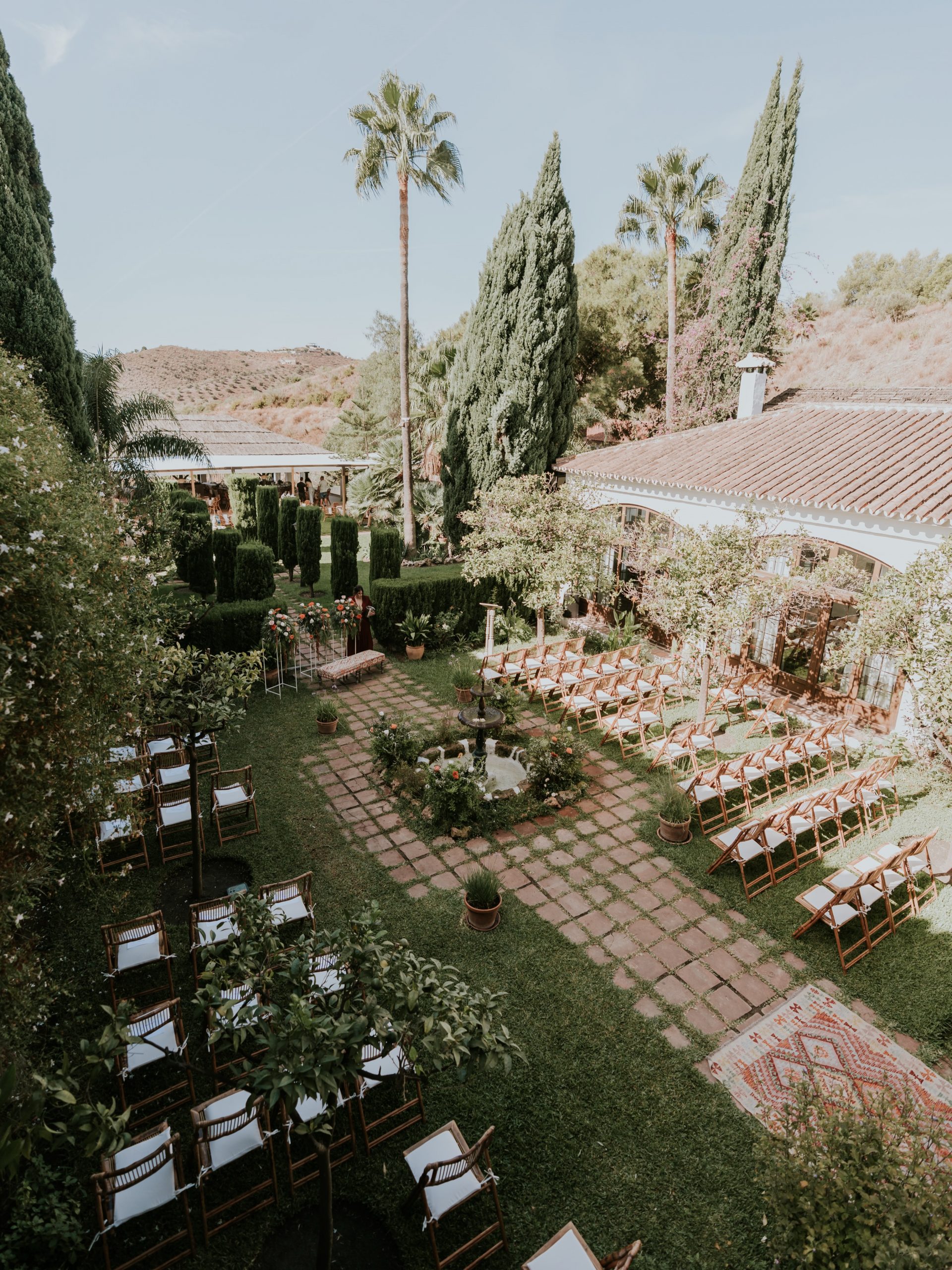 Cada detalle en su lugar, esperando que el amor suceda 💍🌿 Wedding Planner @cuccarosse Pareja Carmen @xabimo4 Fotografía @sealoversphoto Video @adriantoscanofilmstories Vestido novia @mariabaraza Muah @paquimartin_makeup Ramo @araucariafloristeria Traje novio @felixramirooficial Venue @casonadelmolino__ Catering y papelería @quilicuanoc_cateringdeco Decoración floral @araucariafloristeria #cuccarosse #weddingplannermalaga #weddingmalaga #destinationweddingmalaga #ceremoniacivil