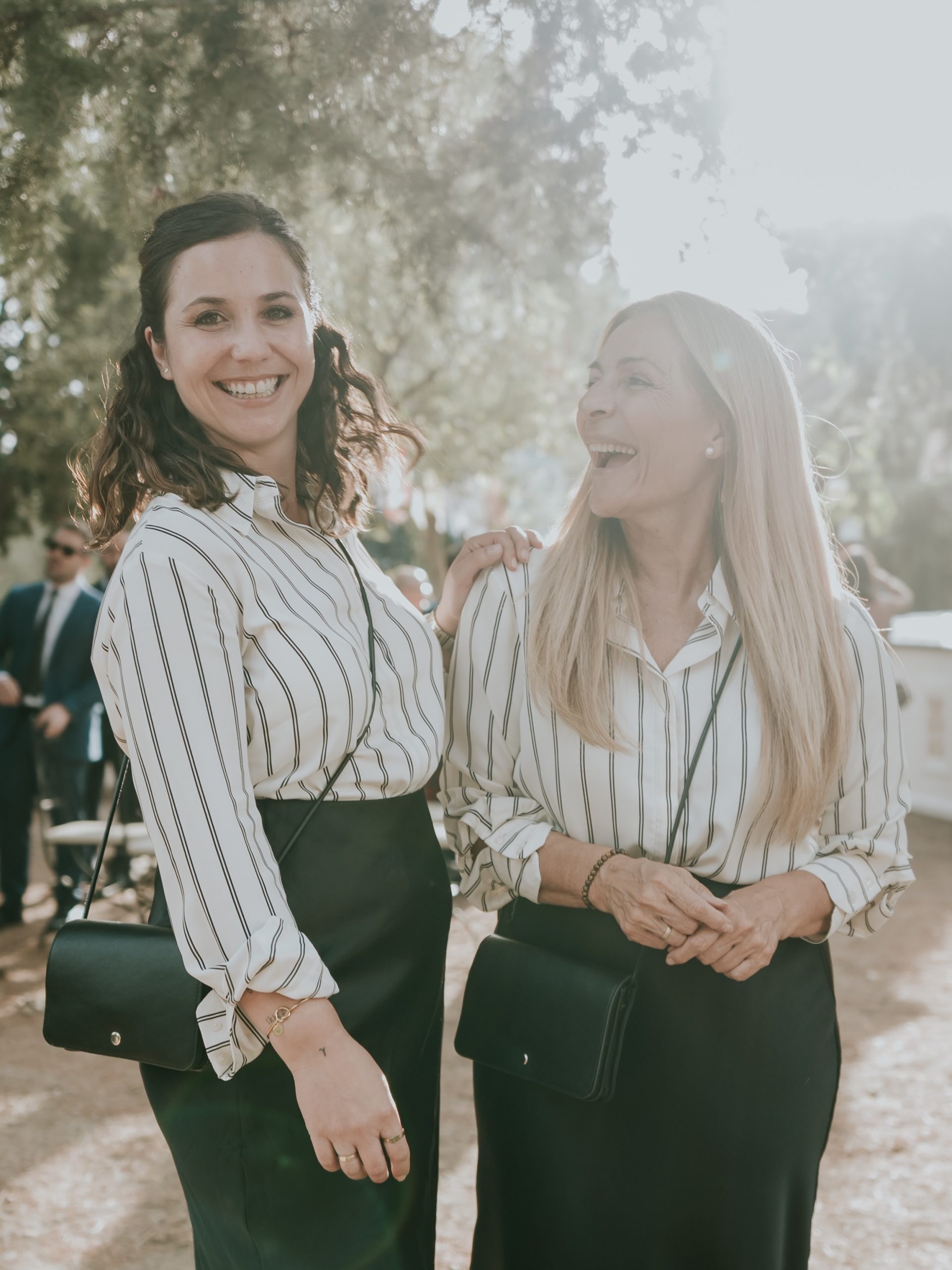 Detrás de cada boda perfecta, hay mucho más que una sola persona trabajando. 🤍 A menudo nos preguntáis cómo gestionamos las bodas más grandes o qué ocurre cuando tenemos dos eventos el mismo día. La respuesta siempre es la misma: el valor de un equipo de confianza. Contar con compañeras de apoyo no es solo una necesidad logística, es nuestro mayor seguro de tranquilidad. Es saber que, tanto si hay que coordinar mil detalles en una boda inmensa, como si una de nosotras necesita cubrir a otra por cualquier imprevisto, la calidad del servicio permanece intacta. Al final, nuestro objetivo no es otro que los novios disfruten de su gran día sabiendo que, pase lo que pase, hay manos expertas velando por cada momento, con la misma dedicación y el mismo cariño. ✨ Wedding Planner @cuccarosse Fotografía @sealoversphoto Venue @casonadelmolino__ #cuccarosse #cuccarosseweddingplanner #weddingplannermalaga #weddingmalaga #bodasmalaga
