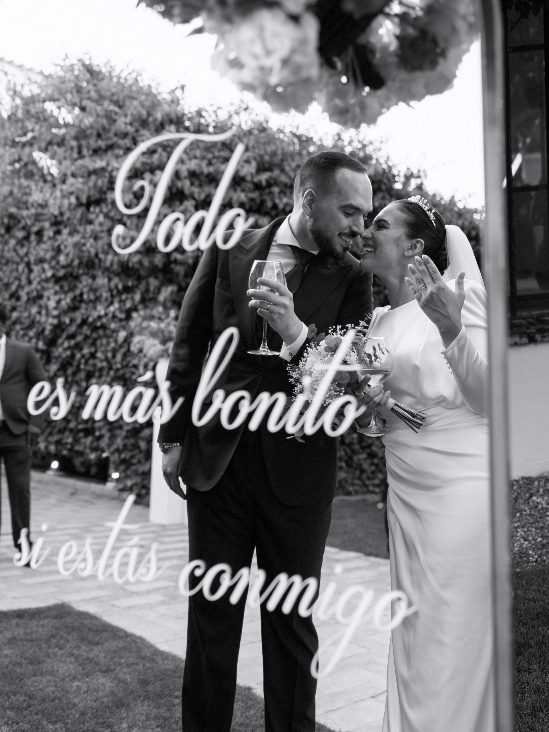 Mirando a nuestras parejas, definitivamente sabemos que el verdadero amor existe. 🤍 Wedding Planner, Diseño y Decoración @cuccarosse Pareja @africaorden @fleky1907 Fotografía @jesusmartinezphotos Video @macedofilms Vestido novia @pronovias Muah @jclorabeauty Traje novio @bund_company Venue @haciendalosfrailesdesanalberto #cuccarosse #weddingplannersevilla #weddingsevilla #destinationweddingseville #bodassevilla