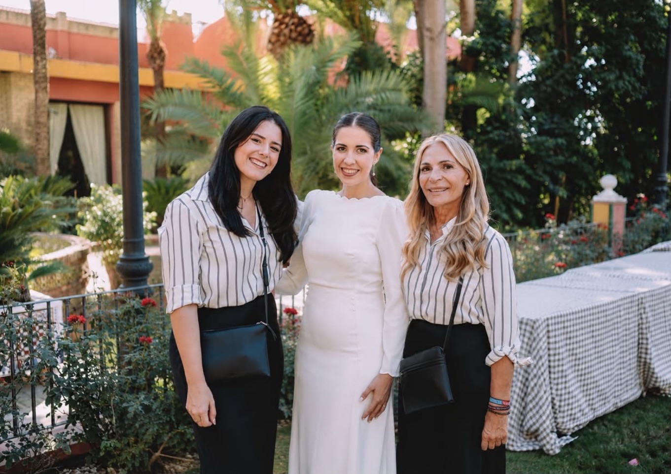 Happy bride, happy team. 🫶🏻✨ Wedding Planner, Diseño y Decoración @cuccarosse Novia @digi_charatt Fotografía @juanjogarciaphoto Video @pbaudiovisuales Vestido novia @rosa_clara Maquillaje @makeup.con.ines Peluquería @angelicahairstyless Venue @hacienda_montelirio #cuccarosse #weddingplannersevilla #weddingsevilla #destinationweddingseville #bodassevilla
