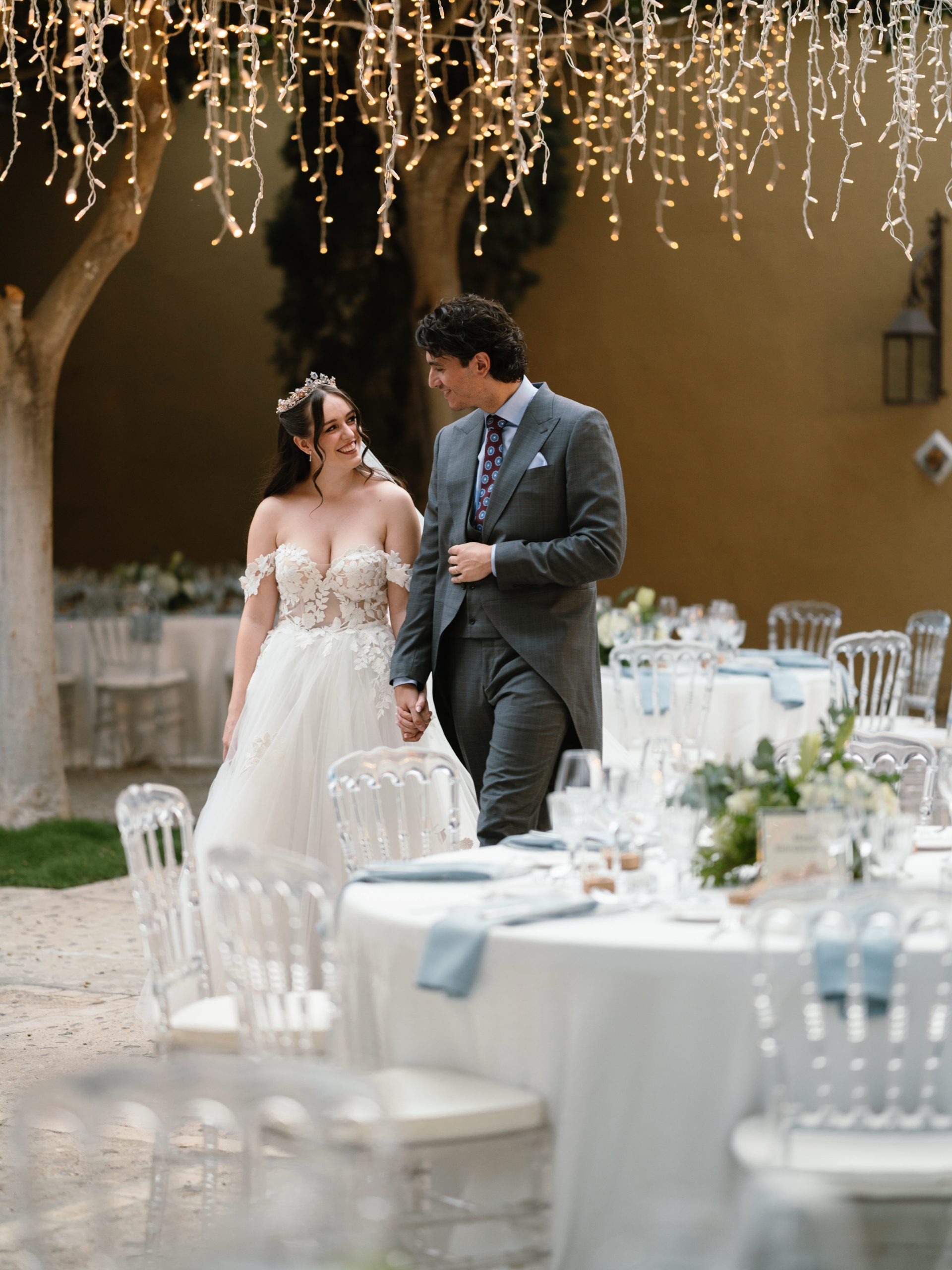 “Un amor que no juzga, que abraza y consuela sin pedir nada a cambio”.💍✨ Wedding Planner, Diseño y Decoración @cuccarosse Pareja @elniet @tomasjimenezponce Fotografía @armandodiazfoto Video @bellota_films Vestido novia @rosa_clara Tiara y joyas @marucca.es Maquillaje @elmaletindeguada Peluquería @adame_estilistas Traje novio @dappersworld Venue @haciendalosfrailesdesanalberto Catering @guadalquivircatering Decoración floral @eventovipdecor Iluminación @luce_tu_boda #weddingcouple#weddingplannersevilla #weddingsevilla #destinationweddingseville #bodassevilla