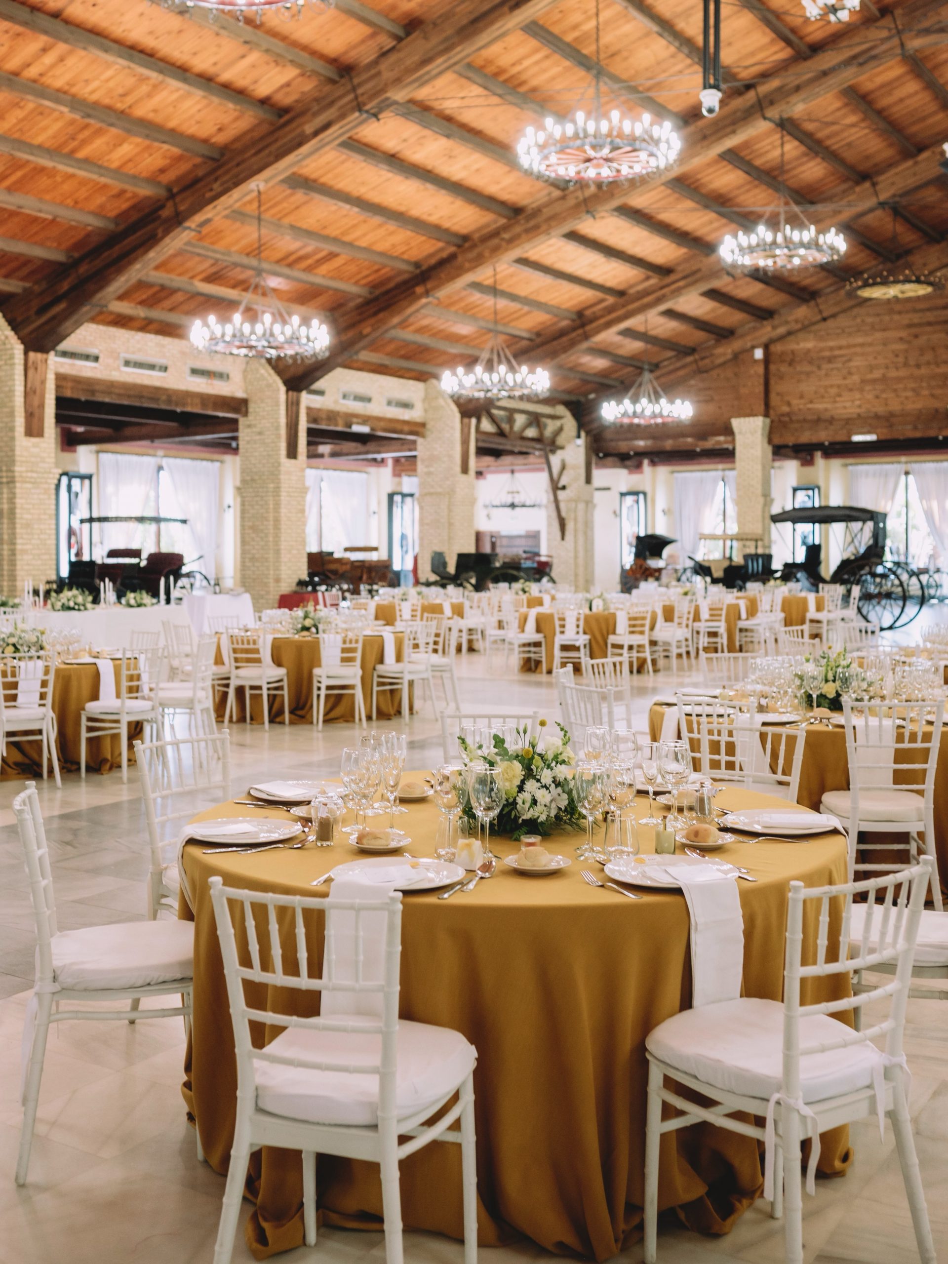 El amarillo fue el protagonista de la celebración de Laura y Kiko, estando presente durante todo el diseño de la boda desde la papelería y la mantelería, hasta en las flores y regalitos de los invitados. 💛 Wedding Planner, Diseño y Decoración @cuccarosse Fotografía @juanjogarciaphoto Video @pbaudiovisuales Venue @hacienda_montelirio Catering @cateringsaboga Decoración floral @floresverdepistacho #weddingsevilla #destinationweddingseville #decoracionboda #mesanupcial #weddingtable