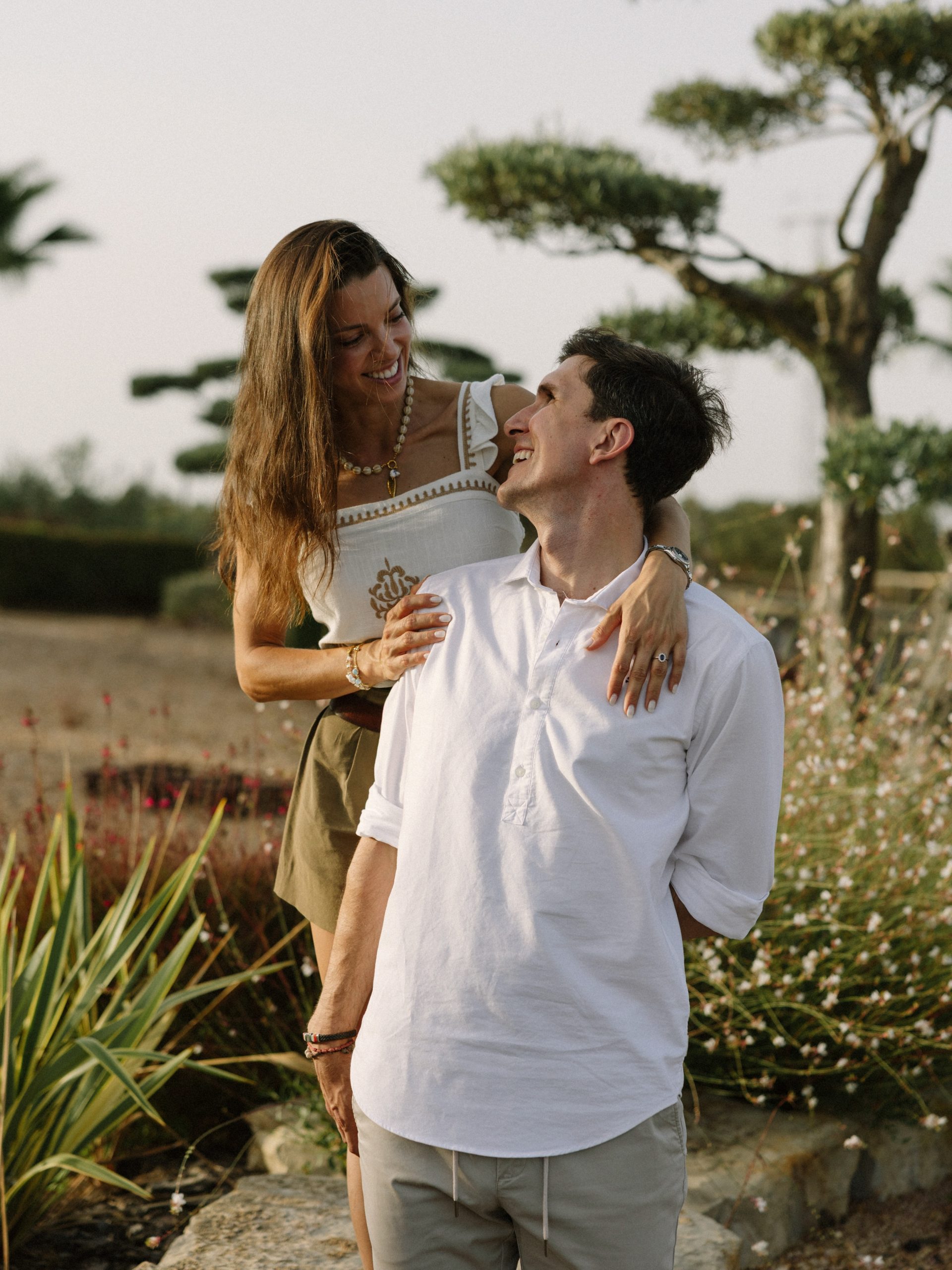 Vicky y Juanma, jinetes profesionales que tenían claro que tanto su boda como sus fotos preboda tenían que ser en su propia finca junto a sus caballos. 🐴🤍 ¡Este viernes a darlo todo en el gran día! Fotografía @jesusmartinezphotos Pareja @vickyvila14 @juanmaacostaponce #cuccarosse #weddingplannerhuelva #weddinghuelva #preboda #sesionpreboda