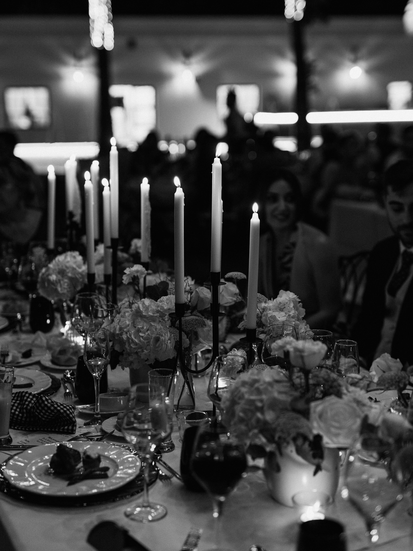 Candles + Flowers = A magic night ✨ Wedding Planner, Diseño y Decoración @cuccarosse Fotografía @bea_hidalgo Video @ana_amarillo_weddings Venue @malpicaquinta_eventos Catering @guadalquivircatering Decoración floral @floresverdepistacho #weddingcordoba #bodascordoba #decoracionboda #mesasboda #mesanupcial