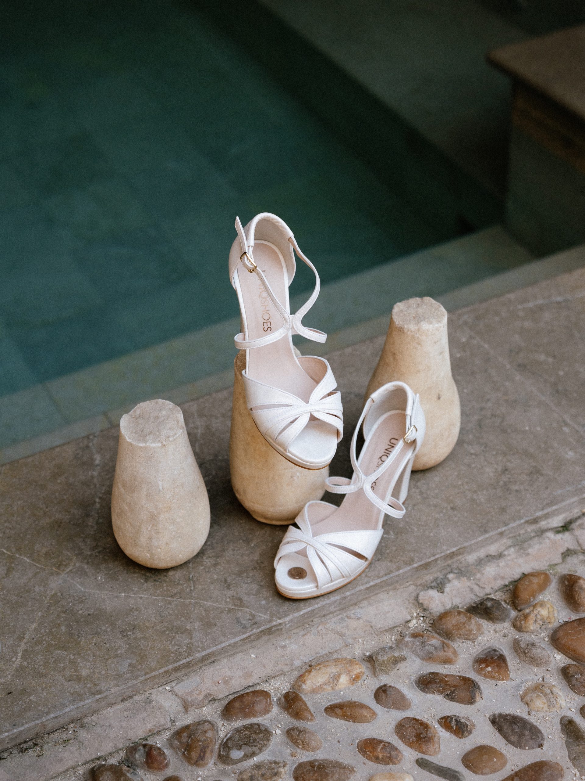 Cuando todos los detalles se juntan a la perfección, nacen fotografías tan bonitas como estas. ✨💍 Wedding Planner, Diseño y Decoración @cuccarosse Novia @victoria.sb Fotografía @studiolofit Video @bovedafilms Vestido novia @carolinecastigliano Zapatos @uniqshoes Ramo @floresverdepistacho #weddingplannersevilla #weddingsevilla #bodassevilla #weddingshoes #preparativosnovia