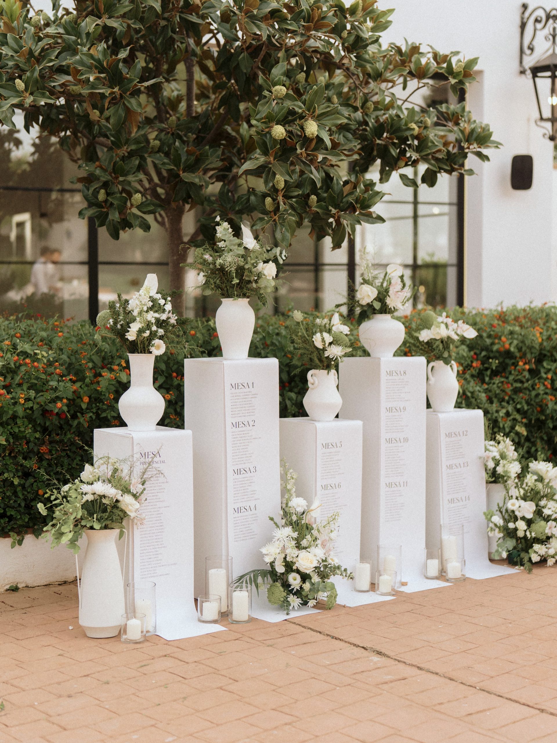 El seating plan all white de Jessica y Javier es sin duda de nuestros favoritos hasta la fecha. 🤍 Minimalismo y elegancia para una boda clásica y natural como la propia pareja. Wedding Planner, Diseño y Decoración @cuccarosse Fotografía y vídeo @enlazarte.es Venue @malpica.eventos Decoración floral @floresverdepistacho Cartelería @eventovipdecor #cuccarosse #weddingplannersevilla #weddingsevilla #destinationweddingseville #seatingplanideas