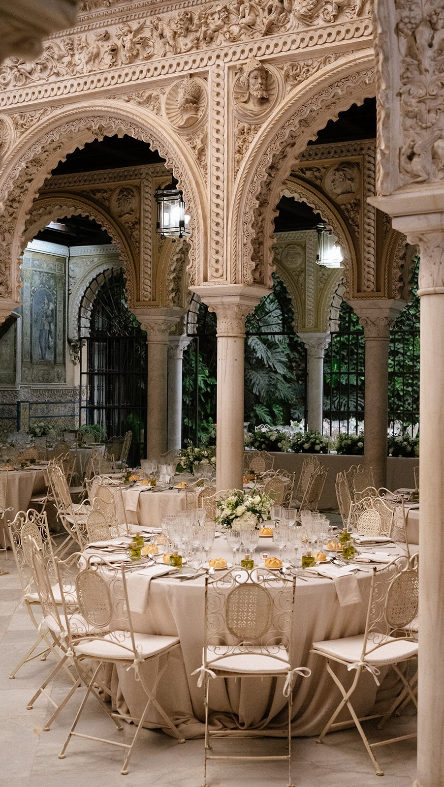 Hoy recordamos el espectacular almuerzo de Victoria y Sam con mesas neutras llenas de esencia andaluza: botellitas de AOVE y flores acompañadas de ramas de olivo, presentes también en toda la cartelería de la boda. 🌿 Mesas rodeadas de los arcos, pilares y paredes de Casa Guardiola, espacio único con más de un siglo y medio de antigüedad. Wedding Planner, Diseño y Decoración @cuccarosse Content Creator @vazartstudio Venue @casapalacioguardiola Catering @guadalquivircatering Decoración floral @eventovipdecor Papelería @emuna.details Botellas aceite @aoveagura #weddingsevilla #destinationweddingseville #decoracionboda #mesanupcial #weddingtable