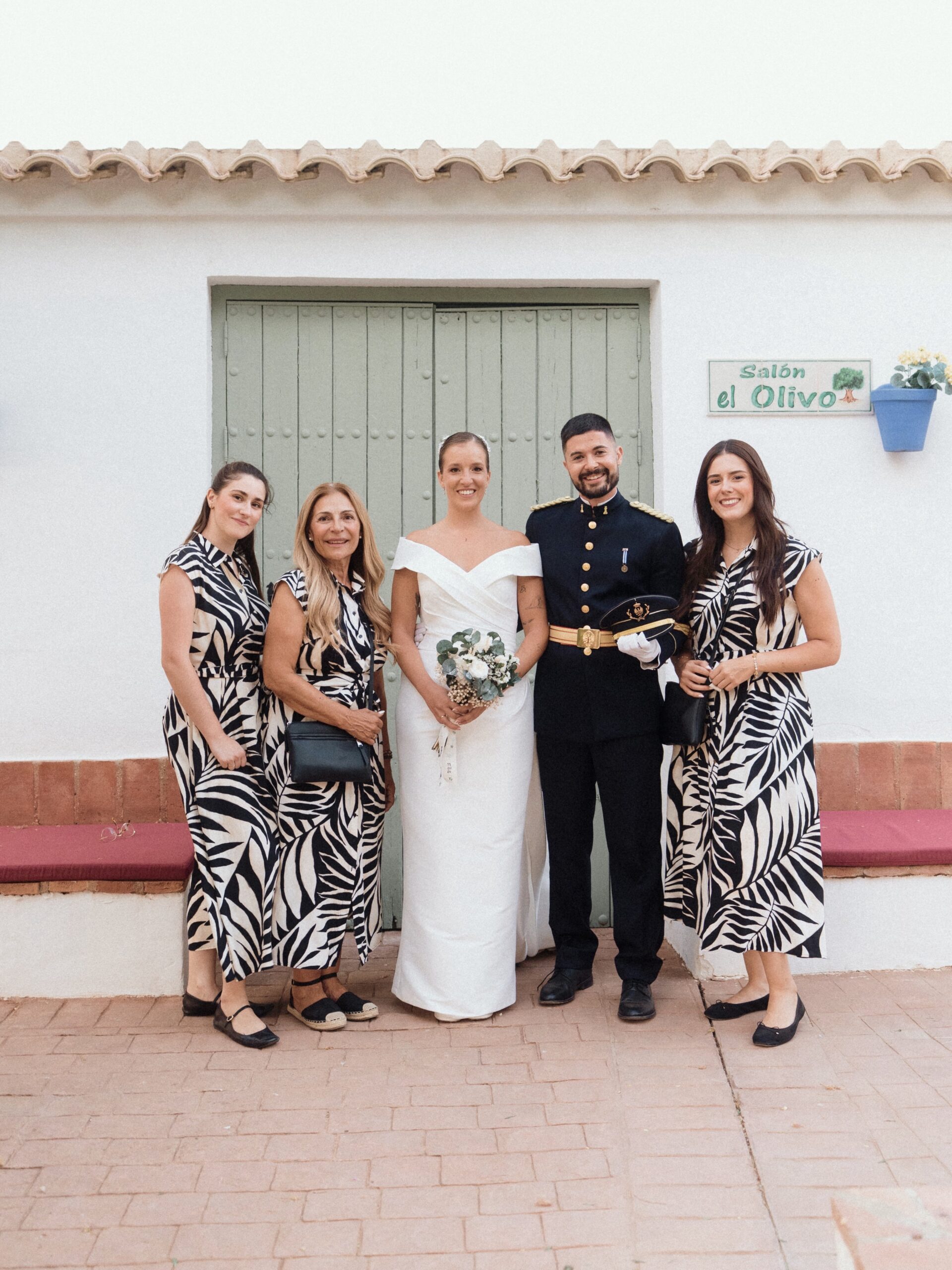 Una foto con los novios es mucho más que una foto de equipo, es un pequeño recuerdo de todo lo que hemos vivido juntos. 🤍 Después de tantos meses compartiendo reuniones, ideas, nervios, decisiones y preparativos, llega el día B y, entre una cosa y otra, siempre buscamos ese ratito para hacernos una foto juntos. Porque aunque ese día sea suyo, nosotras también nos llevamos un pedacito de él… y especialmente de aquellas parejas que, por un motivo u otro, terminan ocupando un lugar muy especial en nuestro corazón. Y qué bonito es mirar esa foto años después y recordar todo lo que hubo detrás de ella. 🫶🏻✨ Wedding Planner, Diseño y Decoración @cuccarosse Pareja @jgueca8 @javi_guzman98 Fotografía y vídeo @enlazarte.es Vestido novia @carmenlatorre.es Muah @silvifreire Venue @malpica.eventos #cuccarosse #weddingplannersevilla #weddingsevilla #destinationweddingseville #bodassevilla
