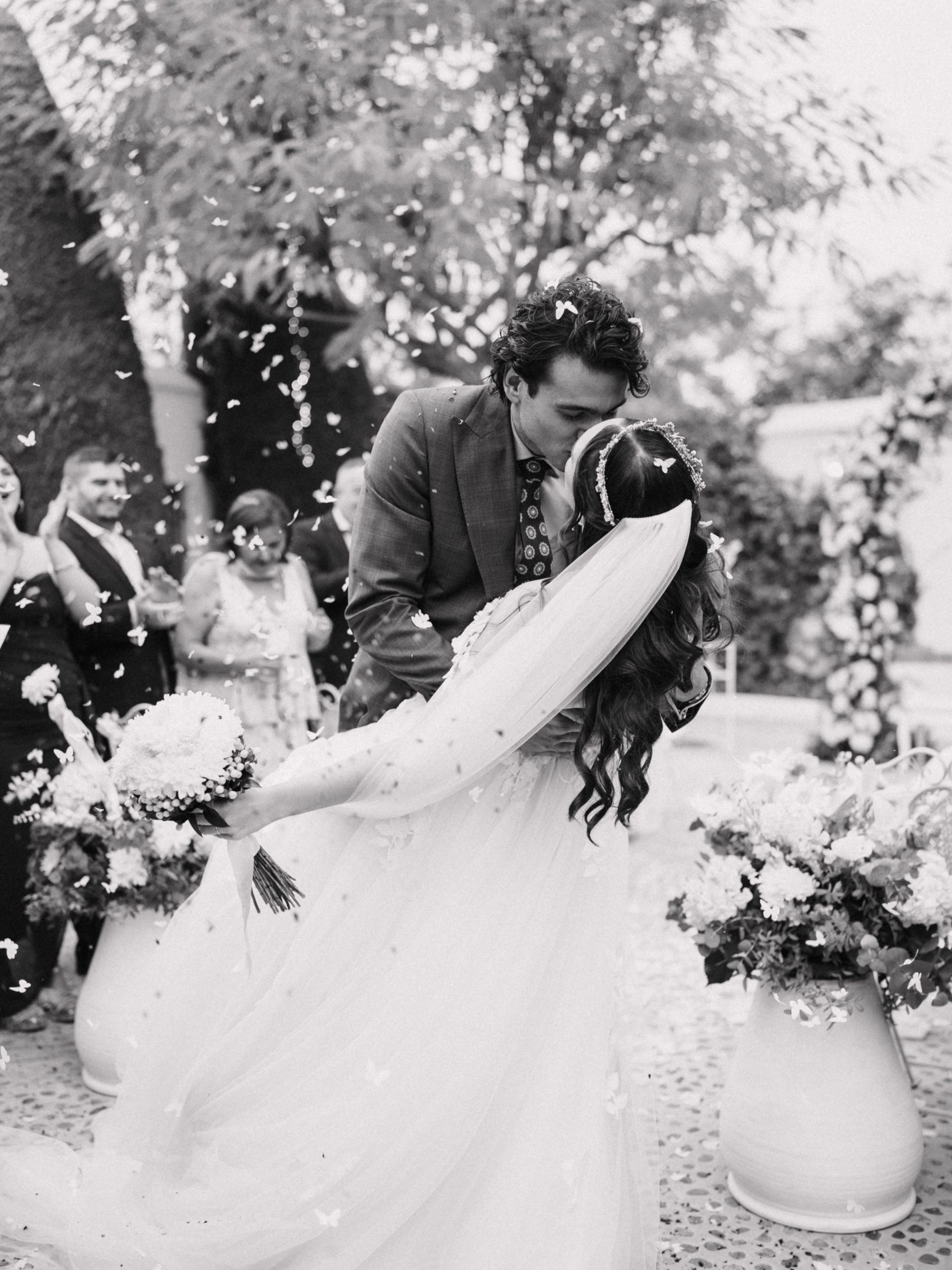 Two people completely in love. A beautiful moment, beautifully captured. 🤍 Wedding Planner, Diseño y Decoración @cuccarosse Pareja @elniet @tomasjimenezponce Fotografía @armandodiazfoto Video @bellota_films Vestido novia @rosa_clara Tiara y joyas @marucca.es Maquillaje @elmaletindeguada Peluquería @adame_estilistas Ramo @floresverdepistacho Traje novio @dappersworld Decoración floral @eventovipdecor #weddingcouple#weddingplannersevilla #weddingsevilla #destinationweddingseville #bodassevilla