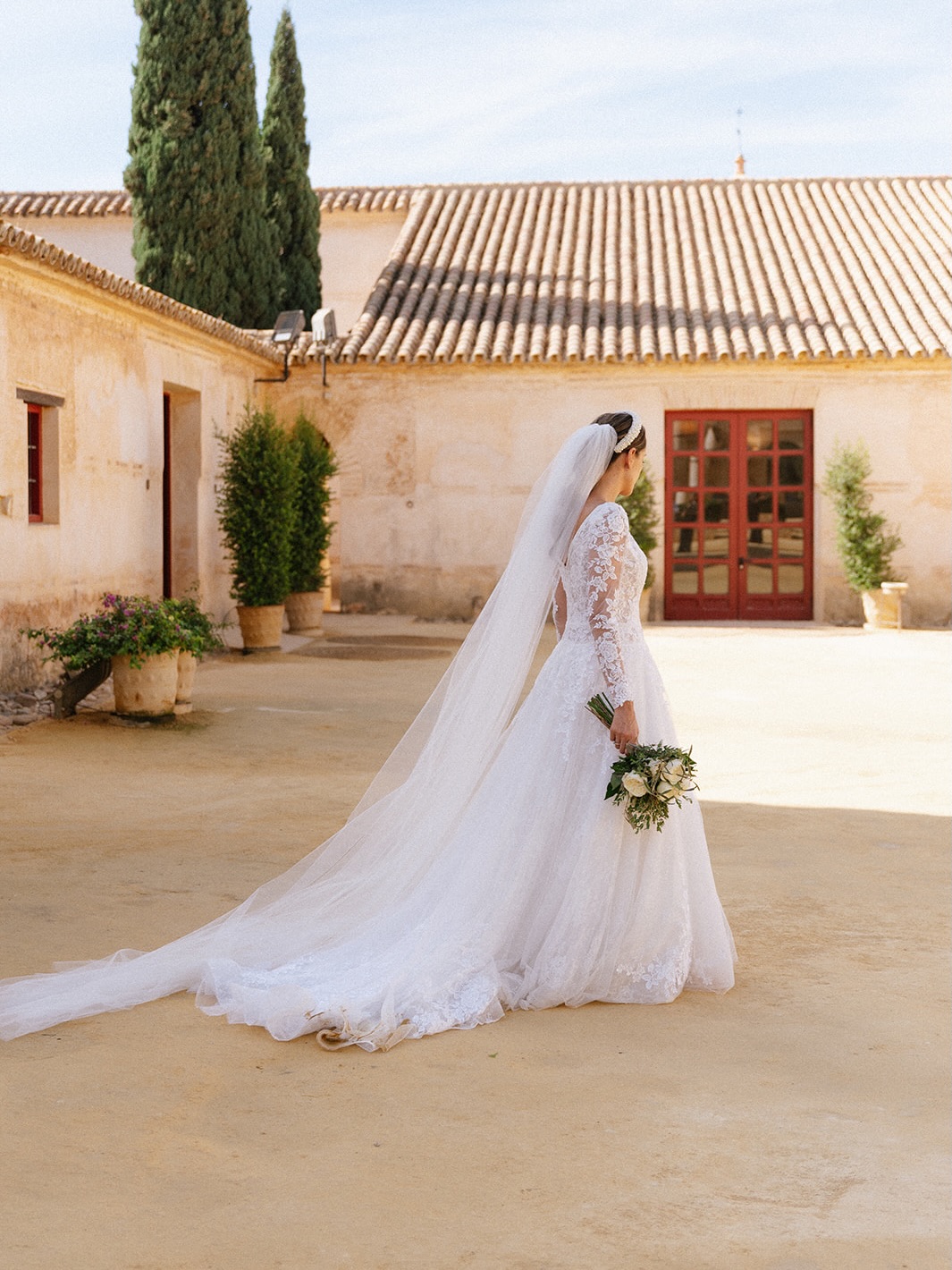 Just a girl living one of her dream days 🤍💍 Wedding Planner, Diseño y Decoración @cuccarosse Novia @majusoto Fotografía y vídeo @studiolofit Muah Antonia Ríos Ramo @linneo_floristas Venue @haciendalasoledad #cuccarosse #weddingplannersevilla #weddingsevilla #destinationweddingseville #novias2026