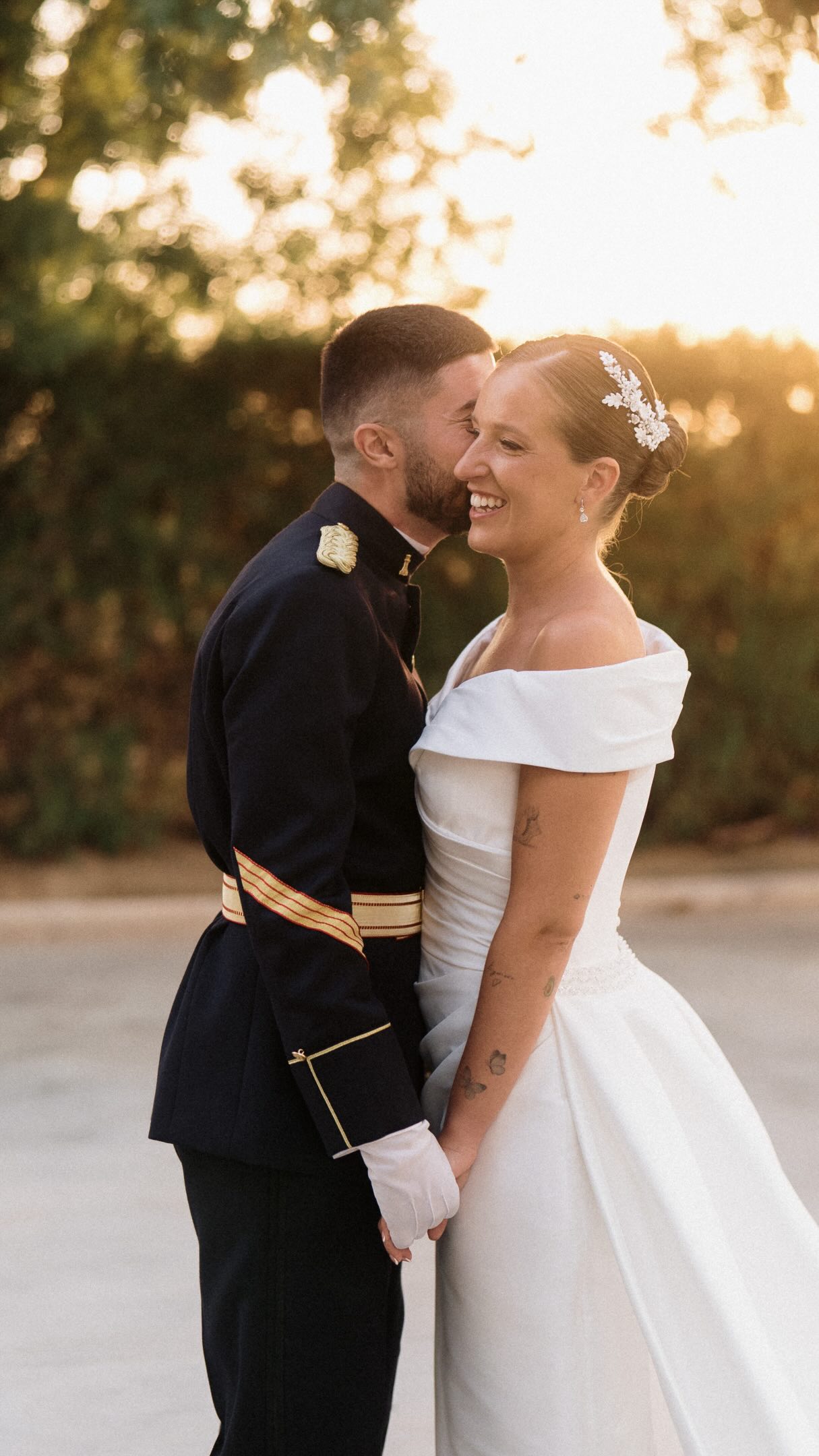 Jessica 🤍 Javier ¡Un día de ensueño rodeado de todos los que más los quieren y lleno de momentos especiales que quedarán siempre en el recuerdo! No podemos estar más emocionadas y agradecidas de haber podido organizar la boda de esta pareja tan maravillosa que hizo que todo fuera muy fácil y fluido. ¡Os deseamos todo lo mejor en esta nueva etapa! 🥰 Y gracias @enlazarte.es por captar todos estos momentos y emociones que nos permiten revivir aquel día. 🫶🏻 Wedding Planner, Diseño y Decoración @cuccarosse Pareja @jegueca8 @javi_guzman98 Fotografía y vídeo @enlazarte.es Vestido novia @carmenlatorre.es Muah @silvifreire Ramo de la hermana Traje novio @dappersworld Venue @malpica.eventos Maestro de ceremonias @yo_franguillen Violinista @eduardowals Catering @guadalquivircatering Live art @alcorarte Decoración floral @floresverdepistacho Iluminación @luce_tu_boda Sonido y fotomatón @soundlife_audiovisuales @soundlife_fotomaton DJ @bernarvilla Hora loca @horatonta_ #weddingplansevilla#weddingsevilla #destinationweddingseville #cuccarosse #weddingvideo
