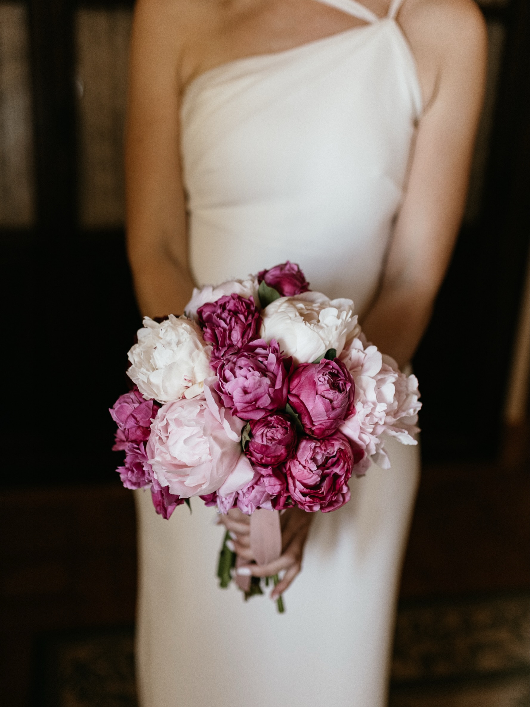 Peonías rosas y blancas, la combinación que eligió Candice para su ramo de novia. 🌸 ¡No puede ser más ideal! Wedding Planner, Diseño y Decoración @cuccarosse Novia @candicedeplr Fotografía @bea_hidalgo Video @bovedafilms Vestido novia @lucatelier Ramo @linneo_floristas Venue @cortijolacaprichosa #weddingplannersevilla #weddingsevilla #bodassevilla #ramonovia #weddingbouquet