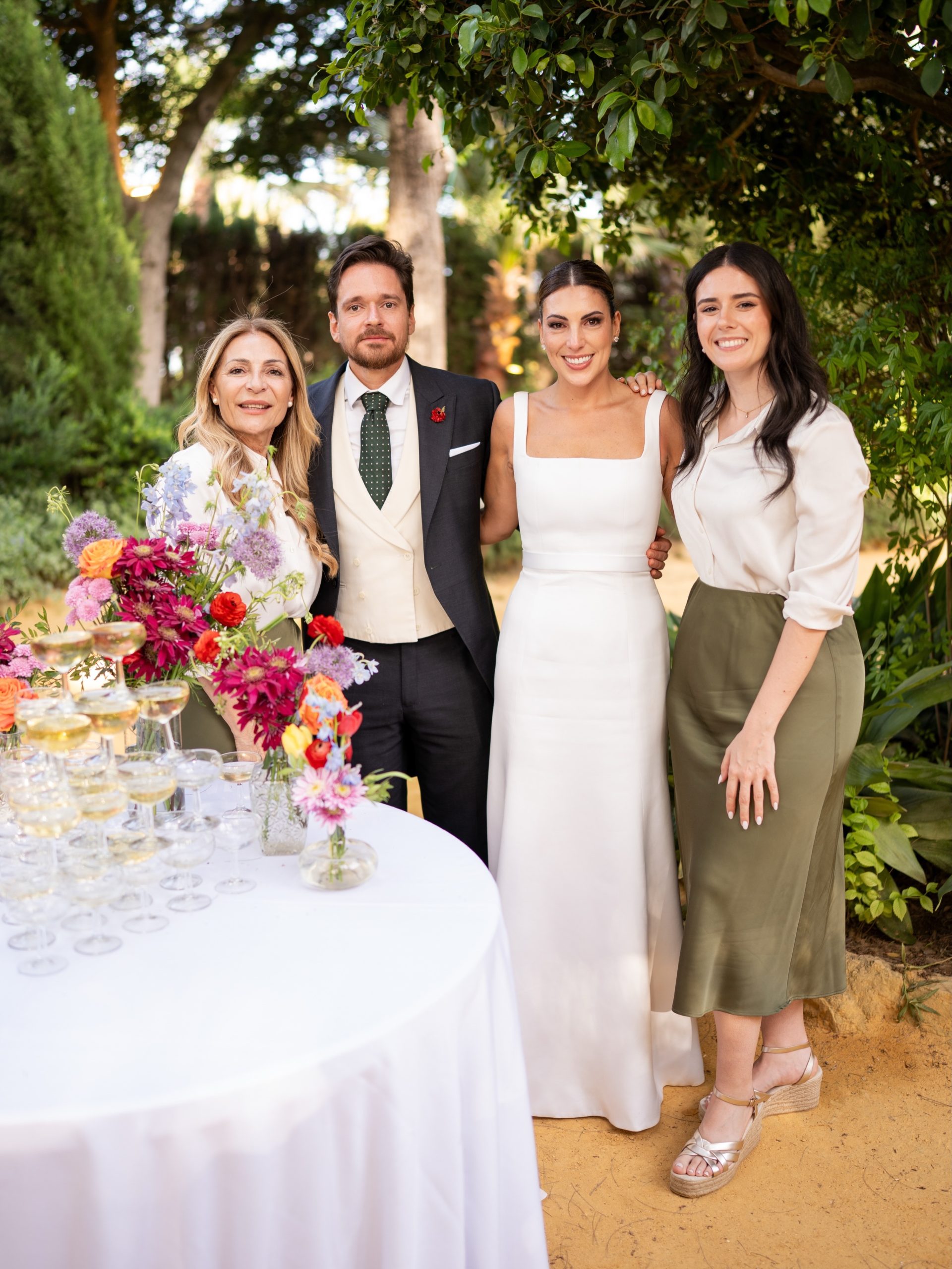 Hay abrazos que dicen más que cualquier palabra, y este es uno de ellos. 🫶🏻 Durante su speech, los novios tuvieron unas palabras para nosotras que nos removieron por dentro, y no pudimos hacer otra cosa que correr a abrazarlos y darles las gracias con el corazón en la mano. Porque cuando trabajas meses con tanto cariño en un día que no es tuyo, pero que sientes como si lo fuera, escuchar algo así lo cambia todo. Gracias por confiar en nosotras, por hacernos parte de vuestra historia y por recordarnos por qué amamos tanto lo que hacemos. 🤍 Wedding Planner y Diseño de la Decoración @cuccarosse Pareja @izabellarossif @marceltuchler Fotografía @joaolamars Video @richardclaytonfilms Vestido novia @ateliergabrielabeukers Muah @juandelojo Venue @haciendasanluisdemejina Catering @guadalquivircatering Decoración floral @eventovipdecor #cuccarosse #weddingplannersevilla #weddingsevilla #destinationweddingseville #bodassevilla