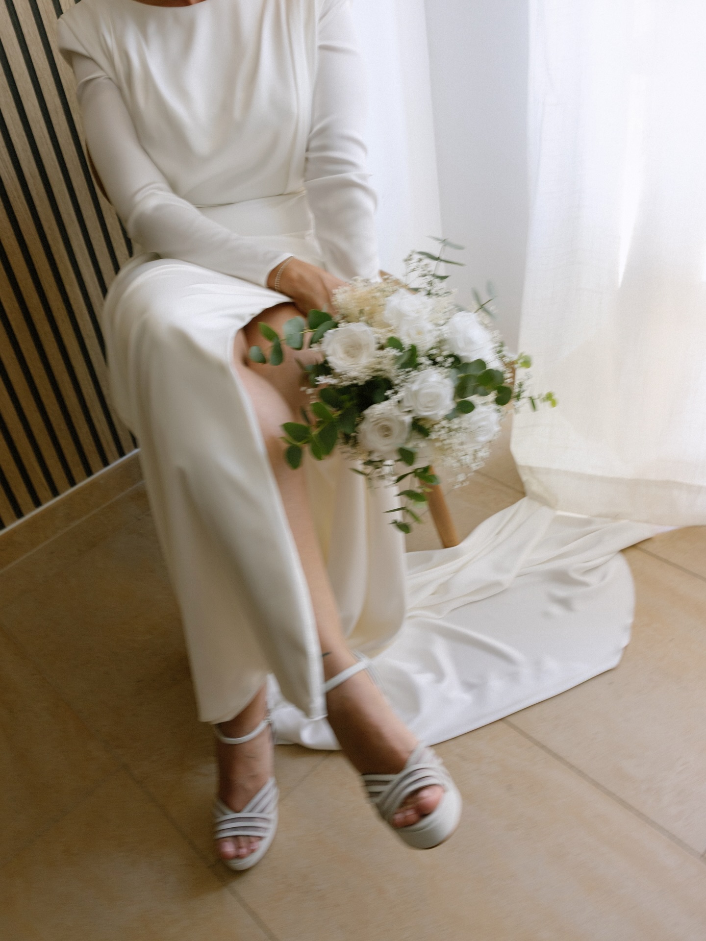 An elegant and timeless bridal bouquet 🤍🌿 Wedding Planner, Diseño y Decoración @cuccarosse Novia @africaorden Fotografía @jesusmartinezphotos Video @macedofilms Vestido novia @pronovias Muah @jclorabeauty Ramo @floristeriapulgarverde #weddingplannersevilla #weddingsevilla #bodassevilla #ramonovia #weddingbouquet