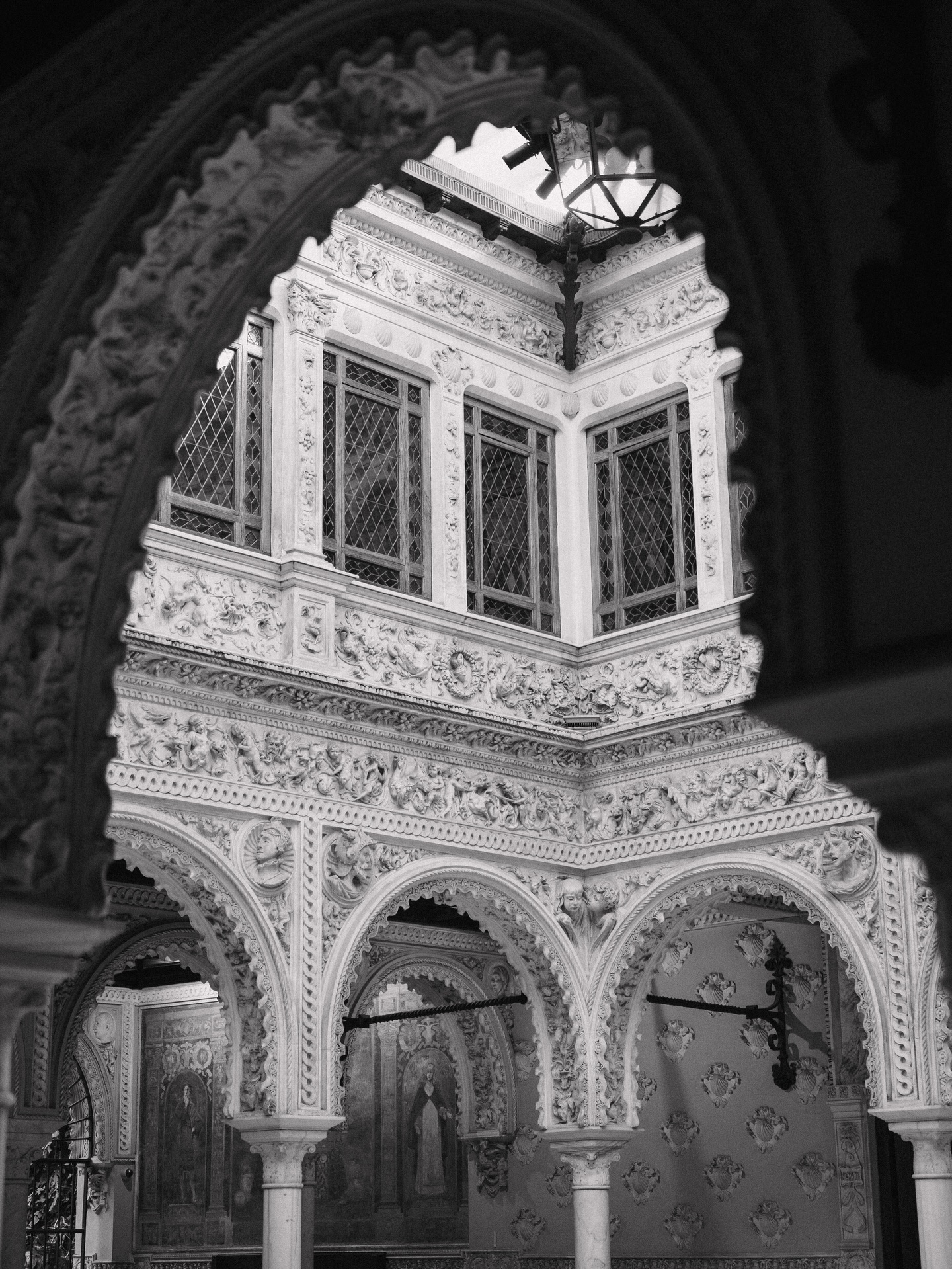 Cada vez que regresamos a Casa Guardiola nos volvemos a enamorar de su patio, sus columna y sus arcos 🤍 Paredes llenas de historia y una arquitectura sevillana que convierte el espacio en una obra de arte. Wedding Planner, Diseño y Decoración @cuccarosse Fotografía @studiolofit Video @bovedafilms Venue @casapalacioguardiola Catering @guadalquivircatering Decoración floral @eventovipdecor Papelería @emuna.details Botellas aceite @aoveagura #cuccarosse #weddingplannersevilla #weddingsevilla #destinationweddingseville #mesasconvite