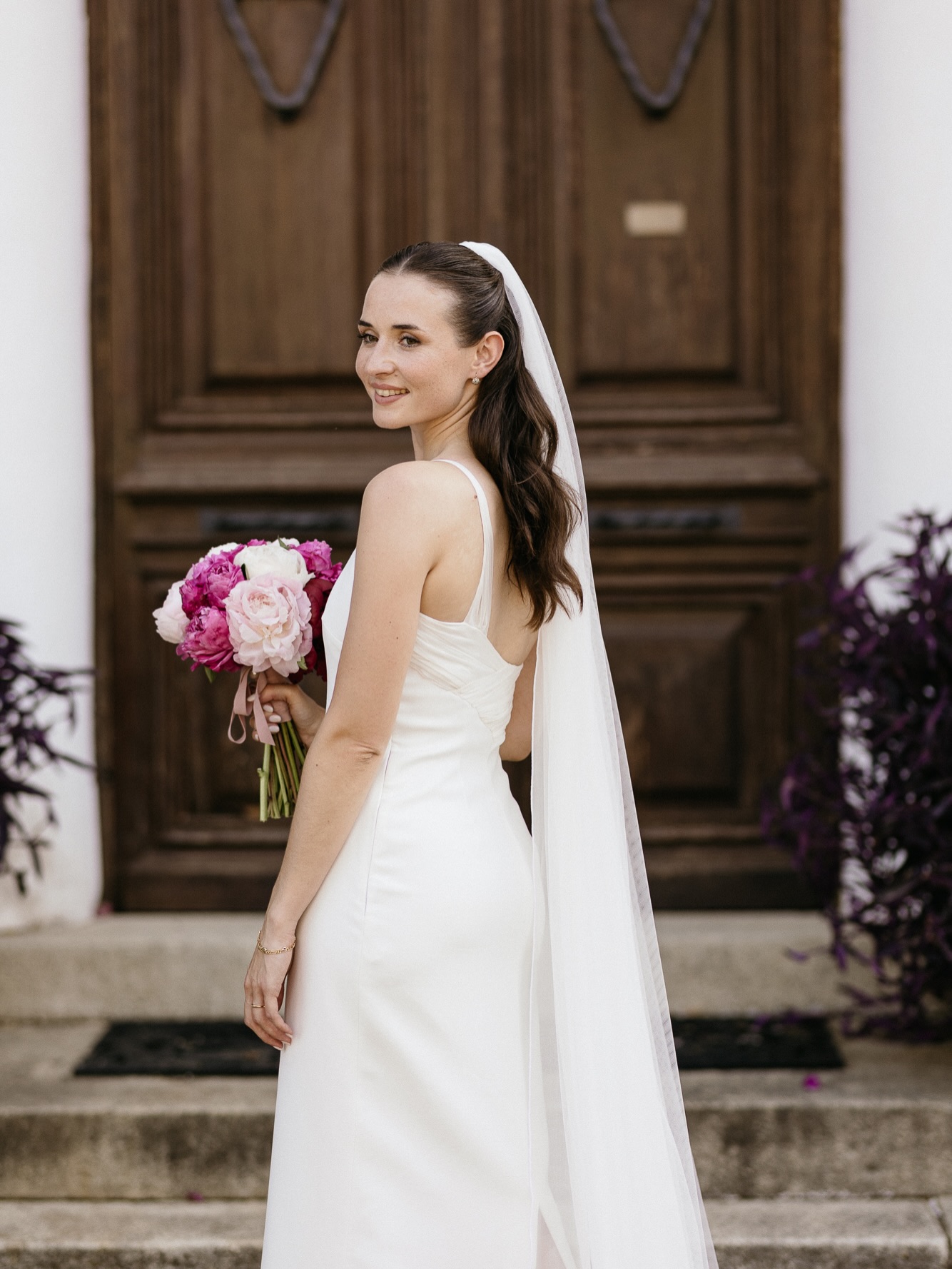 ¡Candice tenía esa luz tranquila que no necesita llamar la atención para llenar cada rincón! Elegante, serena y feliz… de esas novias que desprenden belleza en cada gesto y que hacen que todo parezca aún más especial. Verla caminar hacia uno de los días más importantes de su vida fue simplemente mágico. 💍✨ Wedding Planner, Diseño y Decoración @cuccarosse Novia @candicedeplr Fotografía @bea_hidalgo Video @bovedafilms Vestido novia @lucatelier Muah @oui_novias Ramo @linneo_floristas Venue @cortijolacaprichosa #cuccarosse #weddingplannersevilla #weddingsevilla #destinationweddingseville #novias2026