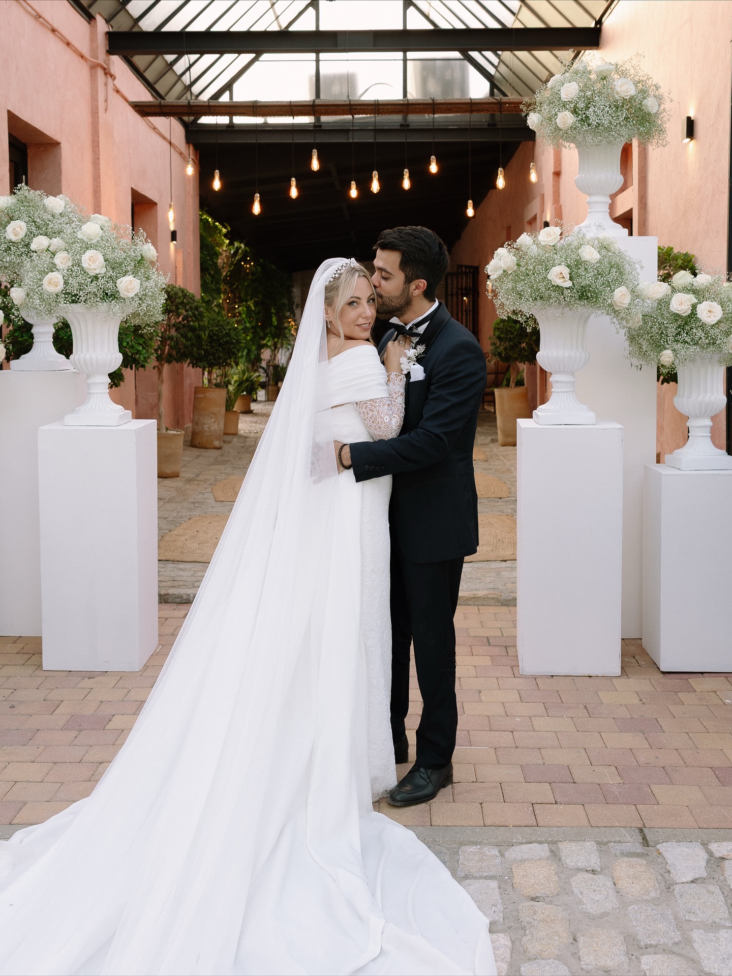 ¡Si hay miradas que hipnotizan, la de nuestra novia Rebeca es una de ellas! 🤍 Wedding Planner, Diseño y Decoración @cuccarosse Pareja @rebeca.mardom Eddy Fotografía @cristinavizcainofotografia Vídeo @vaiprods Vestido novia @franc_sarabia Maquillaje @elmaletindeguada Peluquería @adameestilistas Traje novio @fiordelli Venue @eltrobalcortijo Decoración floral @eventovipdecor #cuccarosse #cuccarosseweddingplanner #weddingplanner #organizacionboda #weddingplannerespaña #weddingplannersevilla#weddingsevilla#weddingspain #weddingplannerspain #destinationwedding #destinationweddingsevilla #sevillawedding #sevillaweddingplanner #decoracionboda #casacolorada #spanishwedding #vivanlosnovios #bridedress #brideandgroom #bodacivil #bodareligiosa #sevilla#bodassevilla #bodasevilla #bodassevilla #weddinginspo #weddinginspiration #weddingideas #weddingday #bodas2025