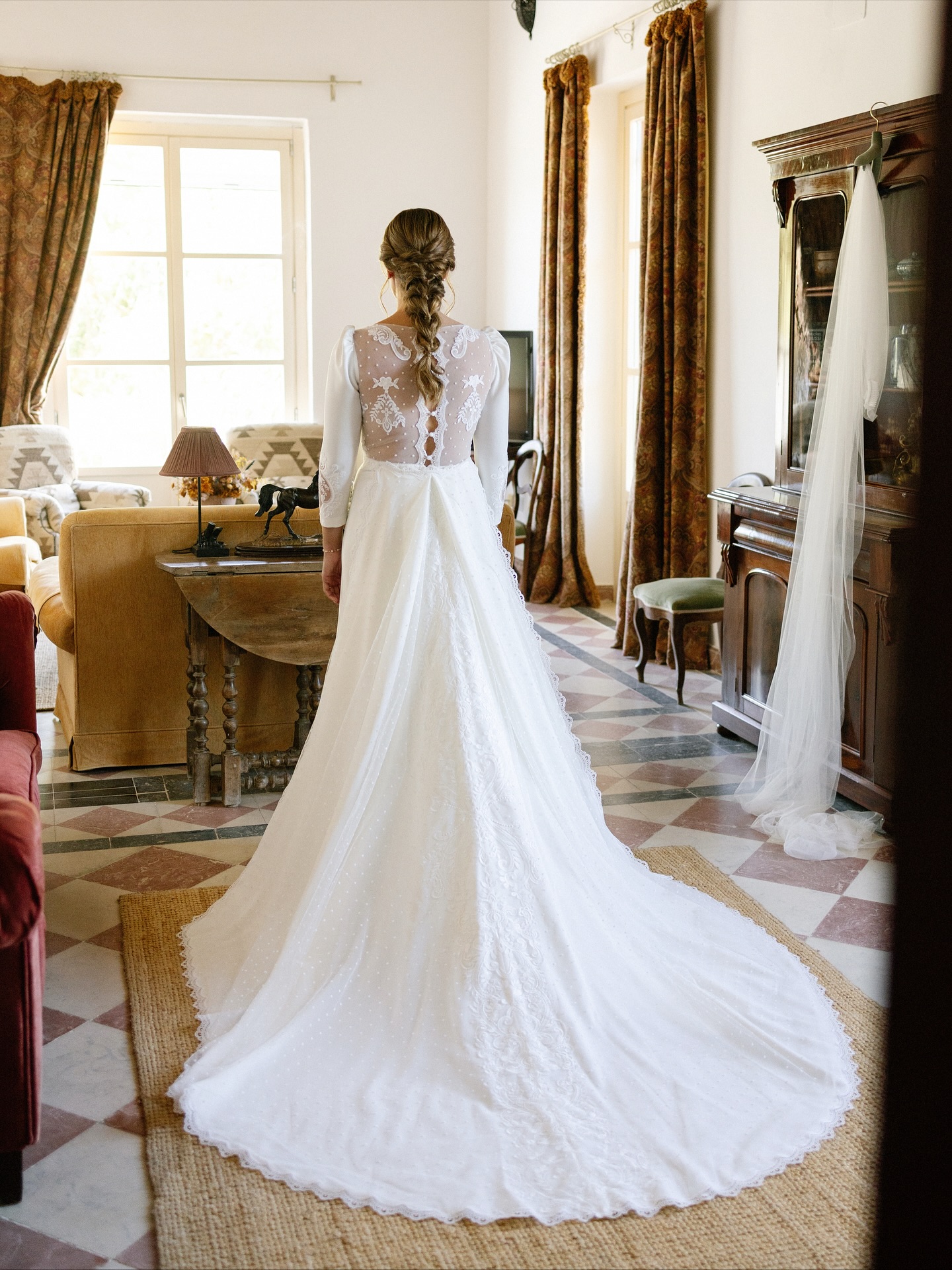Loreto en su elegante vestido de crepe con espalda de tul bordado y una sobrecola de tul flocado de lunares. No podía estar más preciosa. 🤍💍 Wedding Planner, Diseño y Decoración @cuccarosse Novia @loretoriverap Fotografía @jesusmartinezphotos Video @a2cproducciones.weddings Vestido novia @silviafernandezatelier Muah @taisvictoriabridal Espacio @fincalacarrena #cuccarosse #cuccarosseweddingplanner #weddingplanner #organizacionboda #weddingplannerespaña #weddingplannercadiz #weddingcadiz #weddingspain #weddingplannerspain #destinationwedding #destinationweddingcadiz #cadizwedding #cadizweddingplanner #novias2025 #vestidonovia #vestidosdenovia #vestidonovia2025 #vestidonovia2026 #weddingdress #bodacivil #bodareligiosa #cadiz #bodascadiz #bodaandalucia #bodasandalucia #weddinginspo #weddinginspiration #weddingideas #weddingday #bodas2025