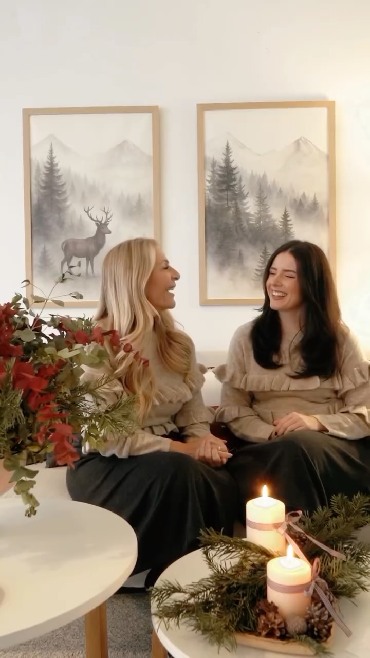 Nuestra pequeña Navidad en la oficina 🤍🎄 No vamos a negarlo... ¡Estábamos contando los días para sacar las cajas, encender las luces y dejar que la oficina empezara a oler a Navidad! Cada año nos pasa lo mismo… pero este, quizá, un poquito más. Decorarla con calma, prestando atención a cada detalle, ha sido como envolver un abrazo. Queríamos que nuestro espacio no solo fuese bonito, sino acogedor, cálido y lleno de esa paz que tanto se agradece en estos meses de emoción y bodas de invierno. Porque nos hace muchísima ilusión que, cuando nuestras parejas crucen la puerta, sientan esa misma magia que nosotras sentimos al preparar todo. 😊 Ahora sí: que empiece oficialmente la Navidad y que venga acompañada de luz, ilusión… y muchas historias bonitas por crear. ✨ Wedding Planner, Diseño y Decoración @cuccarosse Content Creator @vazartstudio #cuccarosse #cuccarosseweddingplanner #teamcuccarosse #equipocuccarosse #weddingplanner #weddingplannerespaña #sevilla #bodassevilla #christmasinspo #christmasinspiration #christmasideas #christmasdeco #christmastime #christmasdecorating #navidad #decoracionnavidad #decoracionnavideña #inspiracionnavidad #navidad2025 #decoracionhogar #homedecor #homedesign #christmastree #feliznavidad #felicesfiestas #bodasnavideñas #bodasinvierno #bodasnavidad #weddinginspo #weddingideas