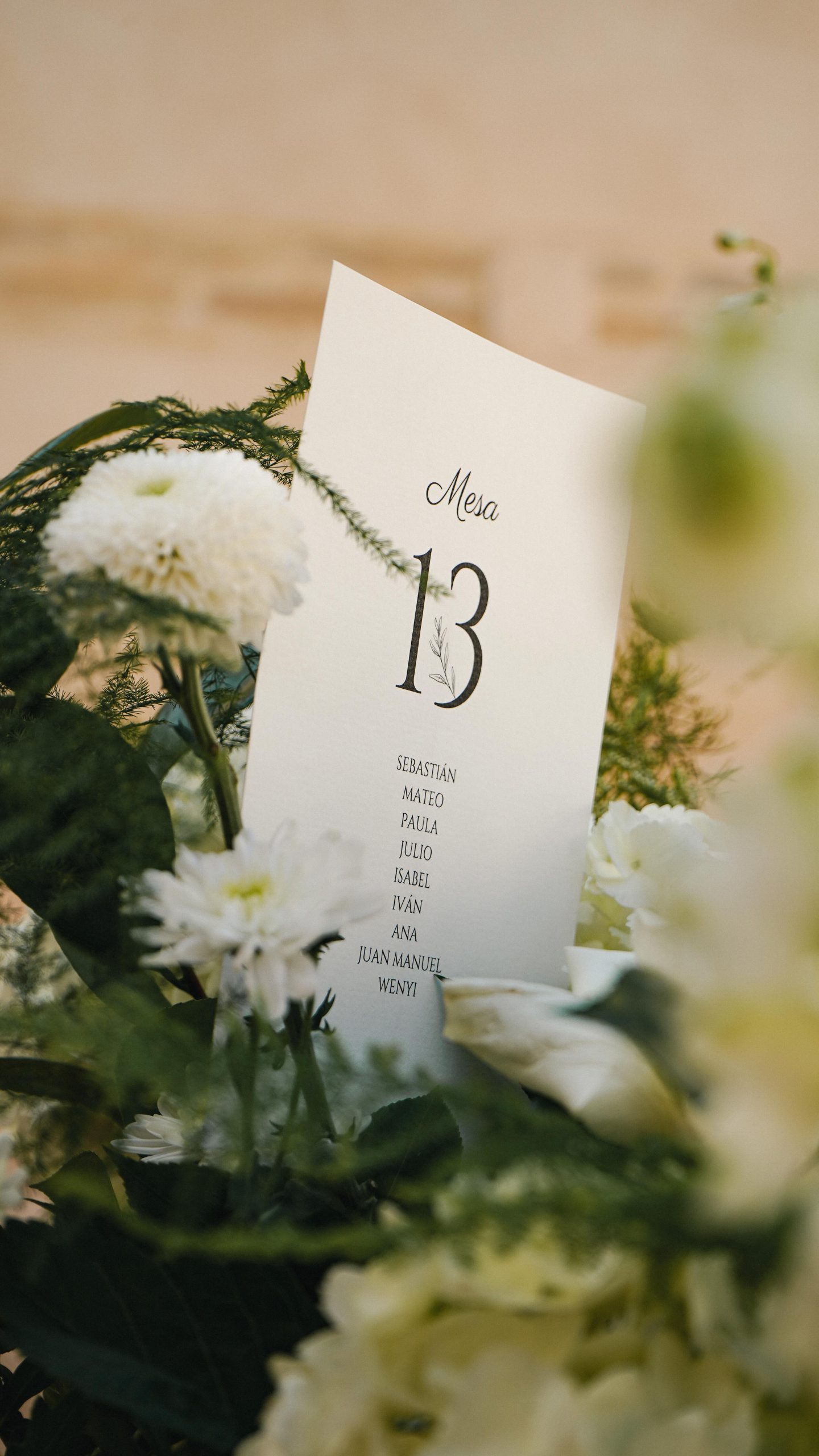 Las flores como protagonistas del seating plan de J&J 🤍 La combinación de cristalería labrada, flores blancas y mantelería en color piedra creó un espacio que captó las miradas de los invitados. El resultado, un seating elegante, sofisticado y atemporal justo como imaginábamos para ellos. 😊 Wedding Planner, Diseño y Decoración @cuccarosse Content Creator @vazartstudio Venue @haciendalasoledad Catering @cateringantoniobort Decoración floral @eventovipdecor #weddingplannersevilla #weddingsevilla #seatingplanpersonalizado #seatingplanideas #seatingplaninspo