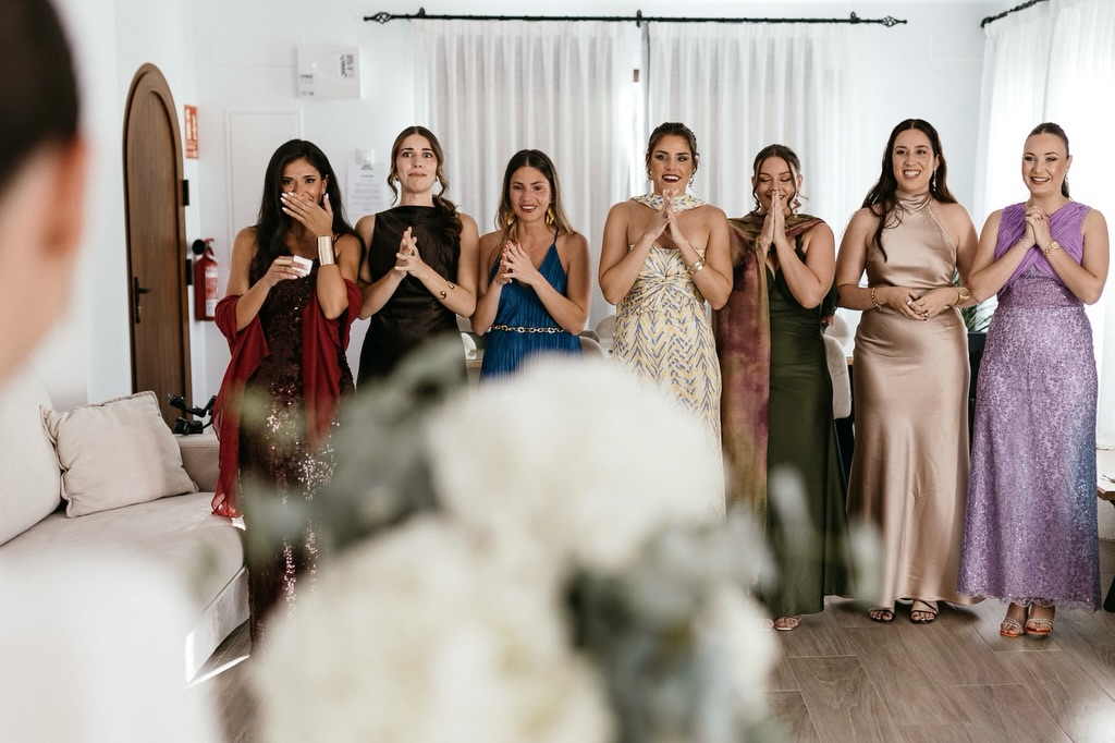 Vivimos por y para este momento: las amigas de Isa reaccionando a su vestido minutos antes de que comenzara la ceremonia. 🥹 Wedding Planner, Diseño y Decoración @cuccarosse Novia @isavillarino26 Fotografía @bea_hidalgo Video @ana_amarillo_weddings Vestido novia @lolamartin_atelier Pendientes @vidaljewelry Muah @silvifreire Venue @malpicaquinta_eventos #weddingplannercordoba #weddingcordoba #destinationweddingcordoba #bridesmaidsreaction #damasdehonor