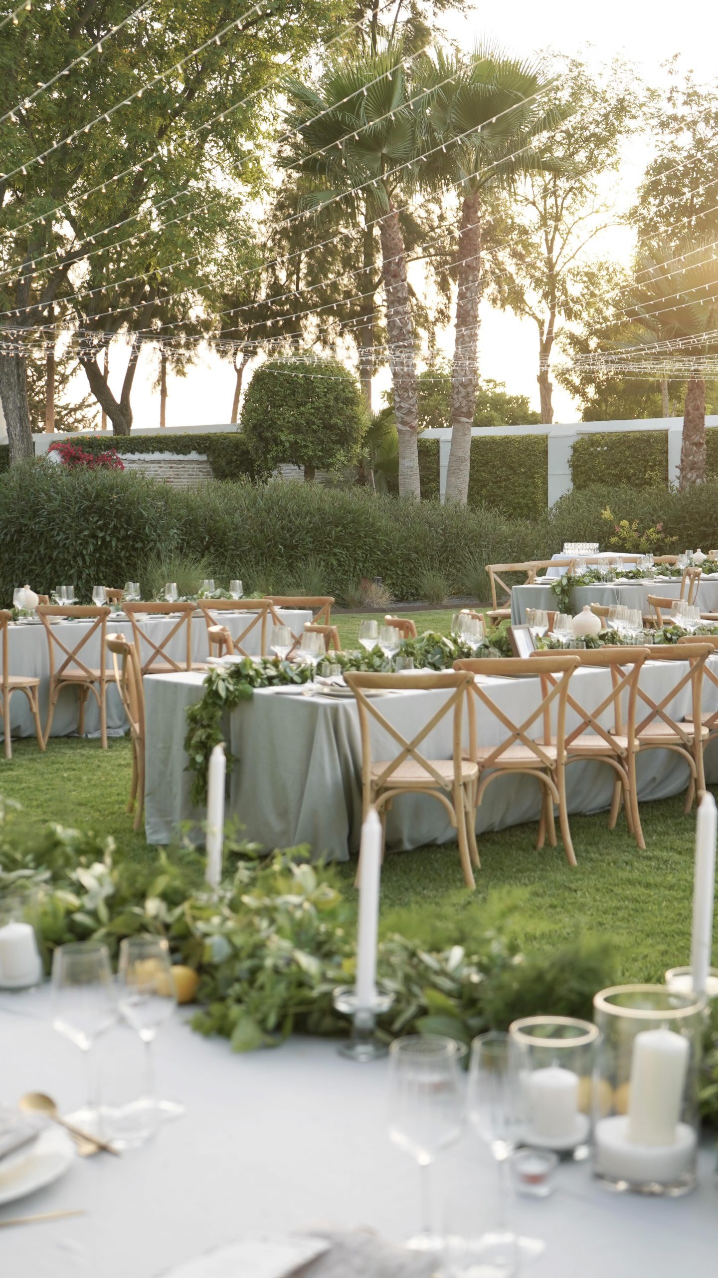 Días largos, luz natural, atardeceres más dorados, un jardín iluminado, la naturaleza rodeándote, el aroma a eucalipto y limón... Las bodas de verano sin duda tienen algo especial, y más en el sur. ☀️ Wedding Planner, Diseño y Decoración @cuccarosse Content Creator @vazartstudio Venue @eltrobalcortijo Catering @santacruz.catering Decoración floral @eventovipdecor Iluminación @victornavarrotorres #cuccarosse #weddingplannersevilla #weddingsevilla #destinationweddingseville #summerwedding