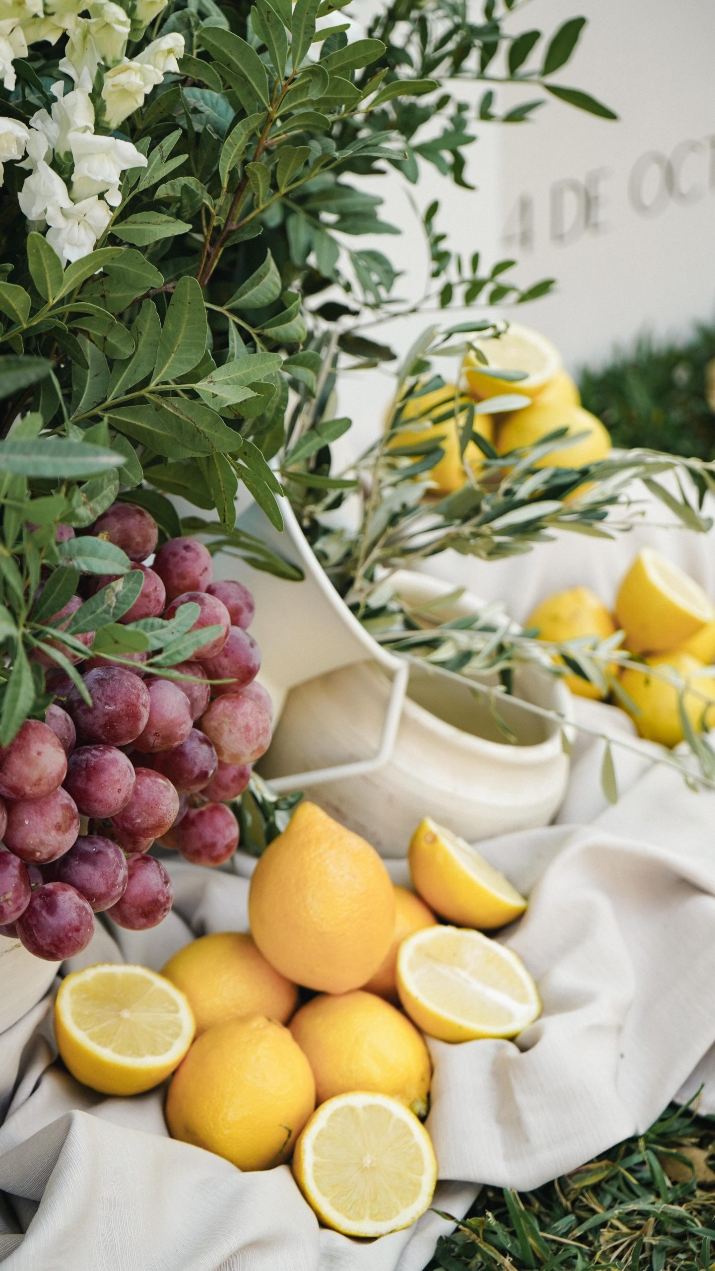Details of the M&F welcome corner. A summer dream come true. 🍇🌿 Wedding Planner, Diseño y Decoración @cuccarosse Content Creator @vazartstudio Venue @hacienda.caridad @haciendacaridad_eventos Flores @elveaflor #cuccarosse #weddingplannersevilla #weddingsevilla #welcomecorner #rincondebienvenida