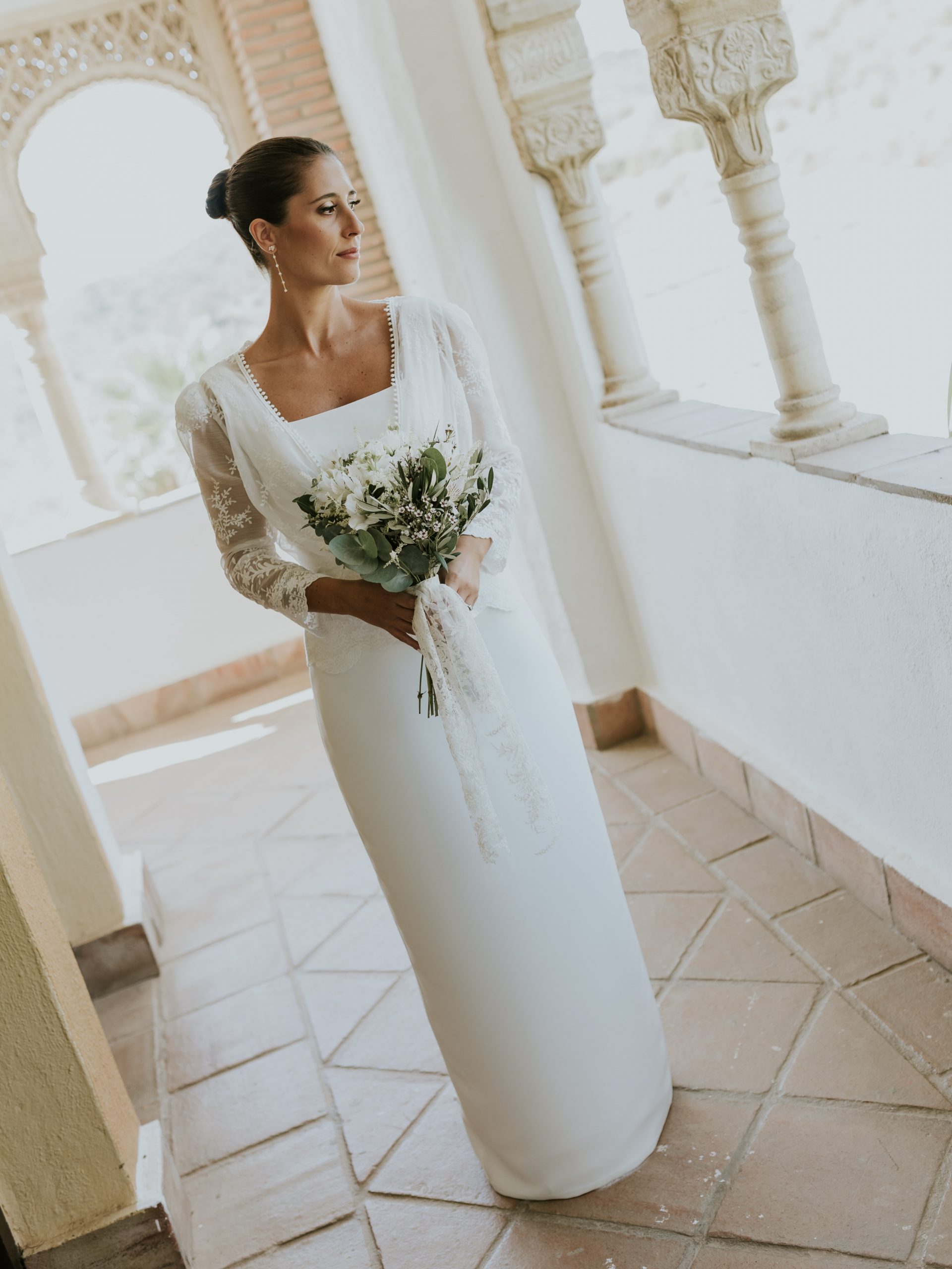 Maravilladas con Carmen y su look nupcial 🤍 Los detalles del vestido, la sencillez del recogido, el maquillaje natural, la línea fina que forman los pendientes, el ramo silvestre predominando las flores blancas... Pura elegancia mediterránea. Wedding Planner @cuccarosse Fotografía @sealoversphoto Video @adriantoscanofilmstories Vestido novia @mariabaraza Muah @paquimartin_makeup Ramo @araucariafloristeria Venue @casonadelmolino__ #cuccarosse #weddingplannersevilla #weddingsevilla #destinationweddingseville #novias2026